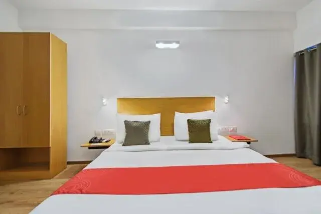 Photo of the whole room, Bed in Kanak Beacon Hotel - Ashram Road Ahmedabad Photo of the whole room, Bed in Kanak Beacon Hotel - Ashram Road Ahmedabad