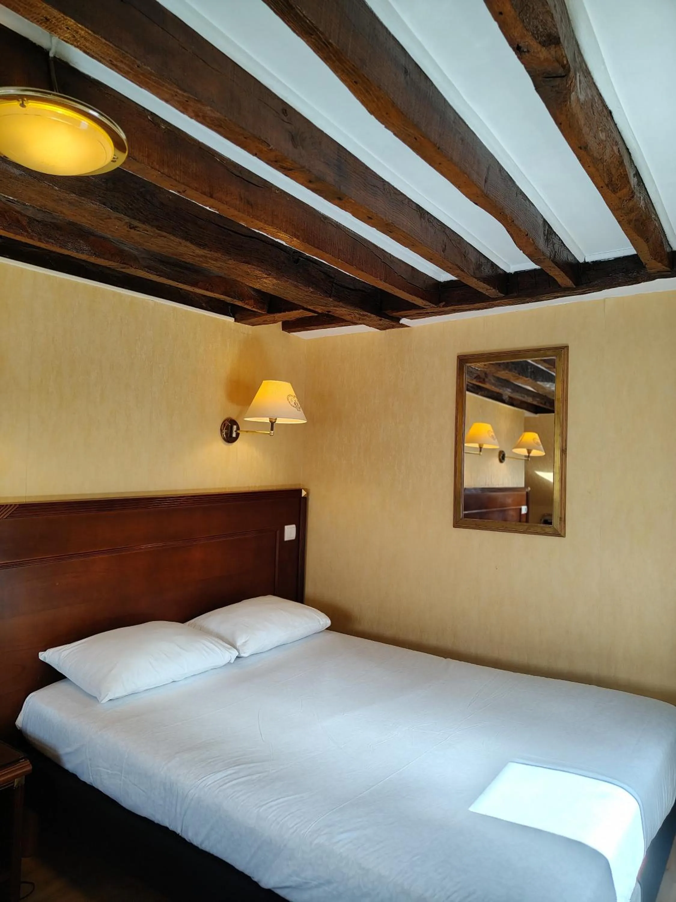 Bed in Hotel Havane Opera