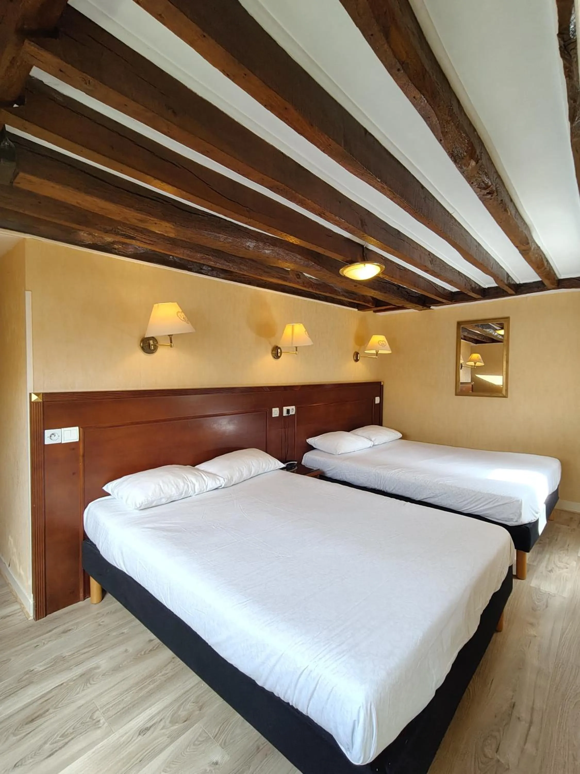 Bed in Hotel Havane Opera