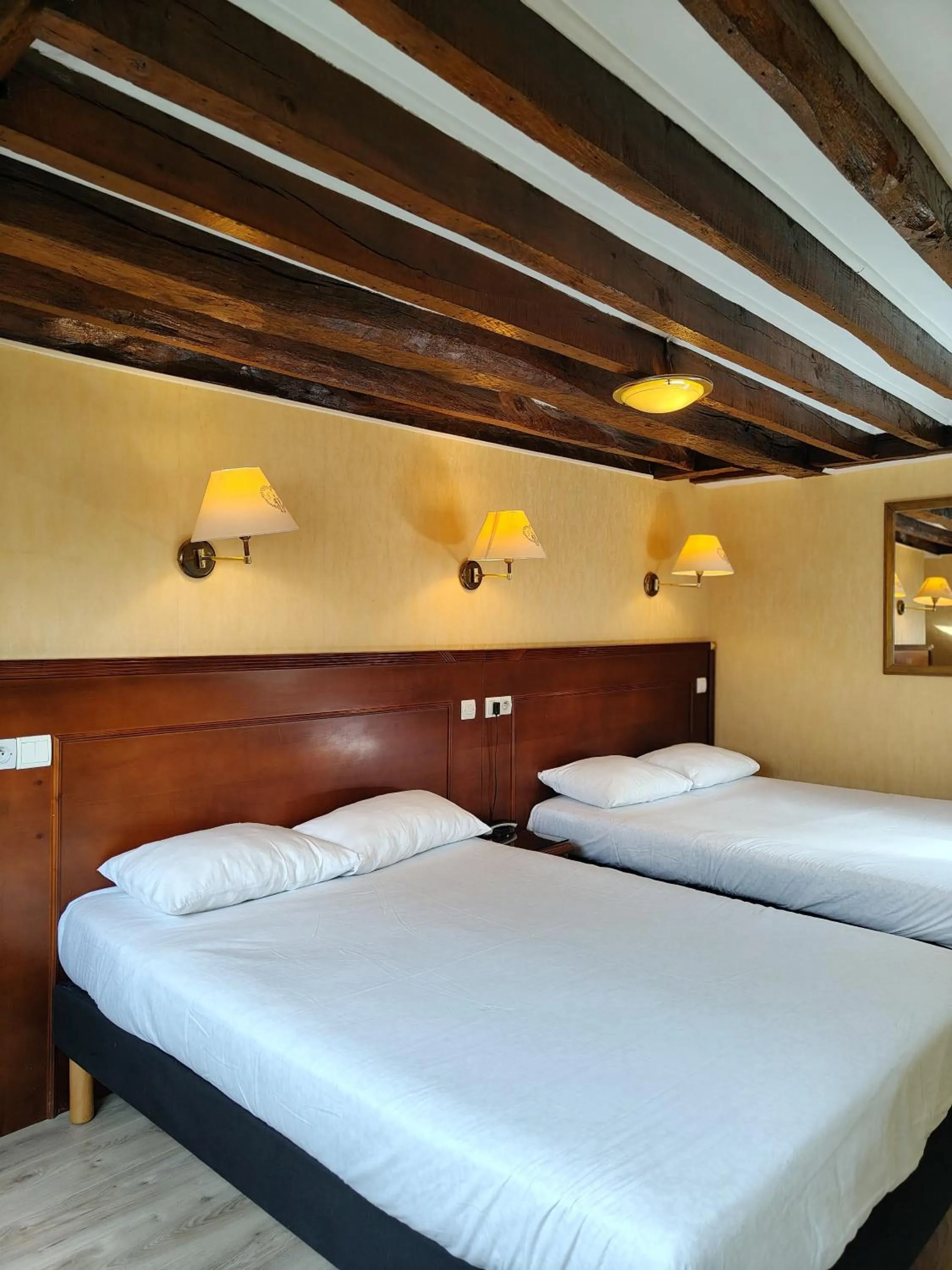 Bed in Hotel Havane Opera