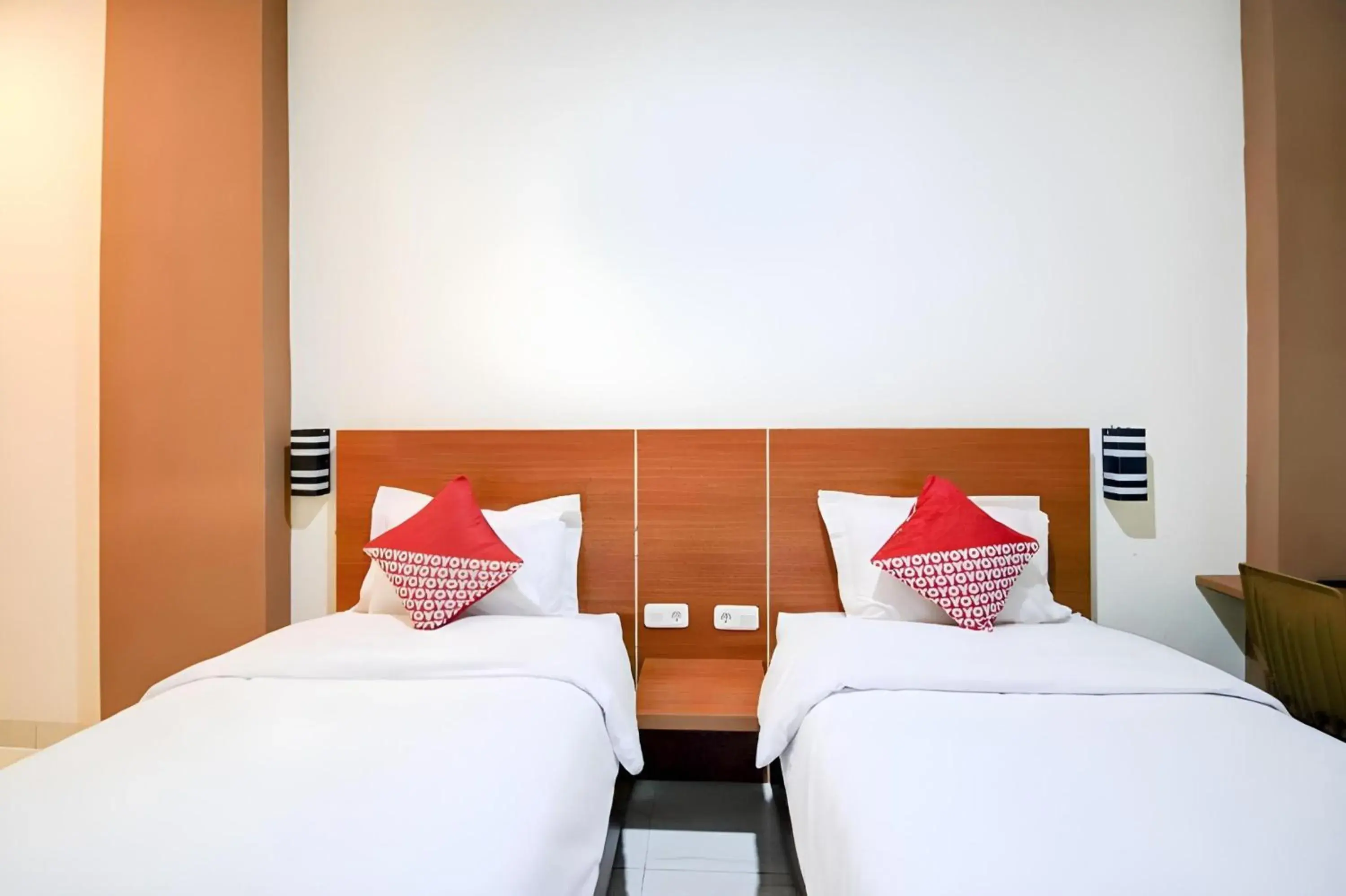 Photo of the whole room, Bed in Hotel O Sean'S Residence Mansyur Near Universitas Sumatra Utara USU Photo of the whole room, Bed in Hotel O Sean'S Residence Mansyur Near Universitas Sumatra Utara USU