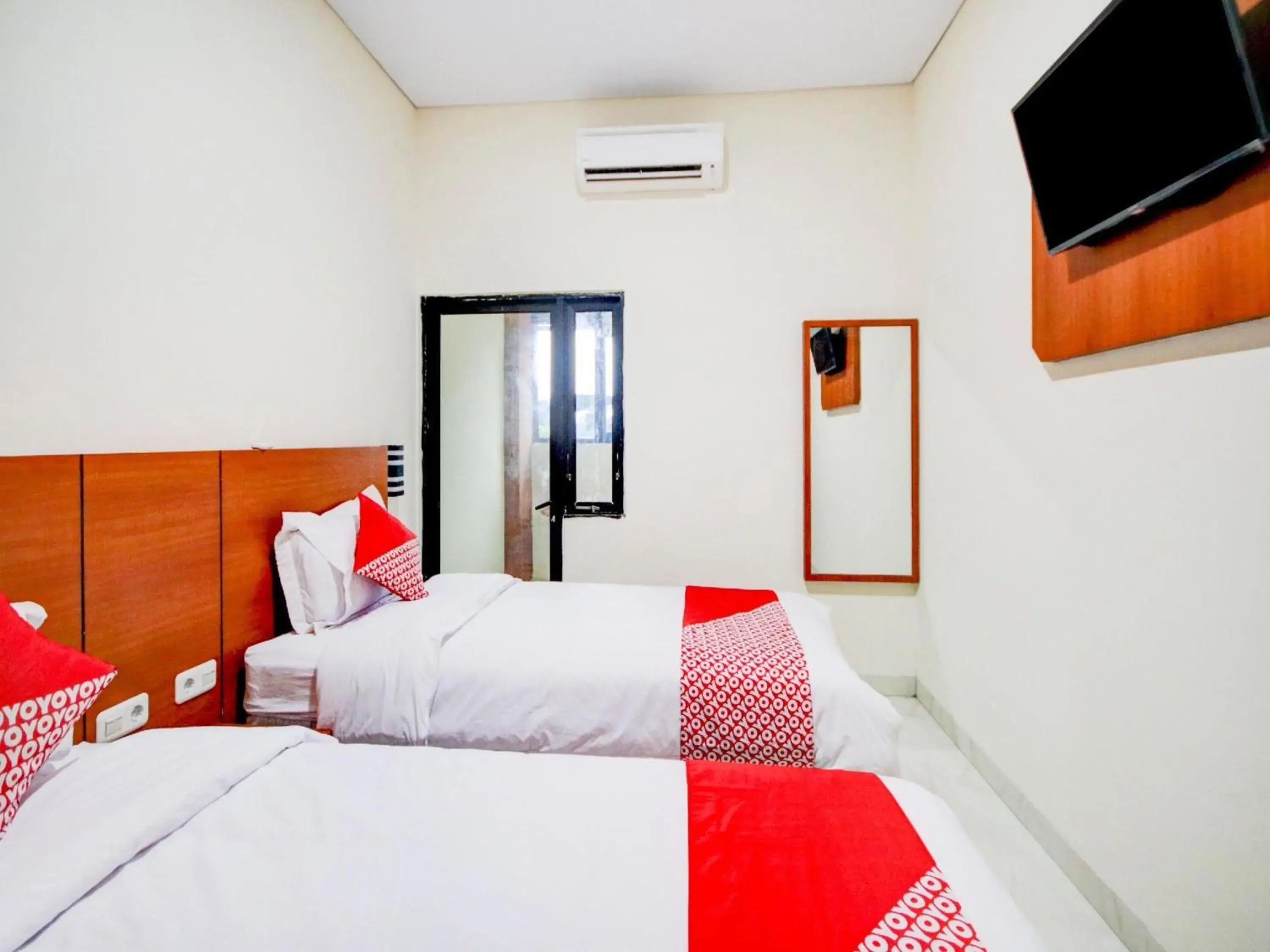 Photo of the whole room, Bed in Hotel O Sean'S Residence Mansyur Near Universitas Sumatra Utara USU Photo of the whole room, Bed in Hotel O Sean'S Residence Mansyur Near Universitas Sumatra Utara USU