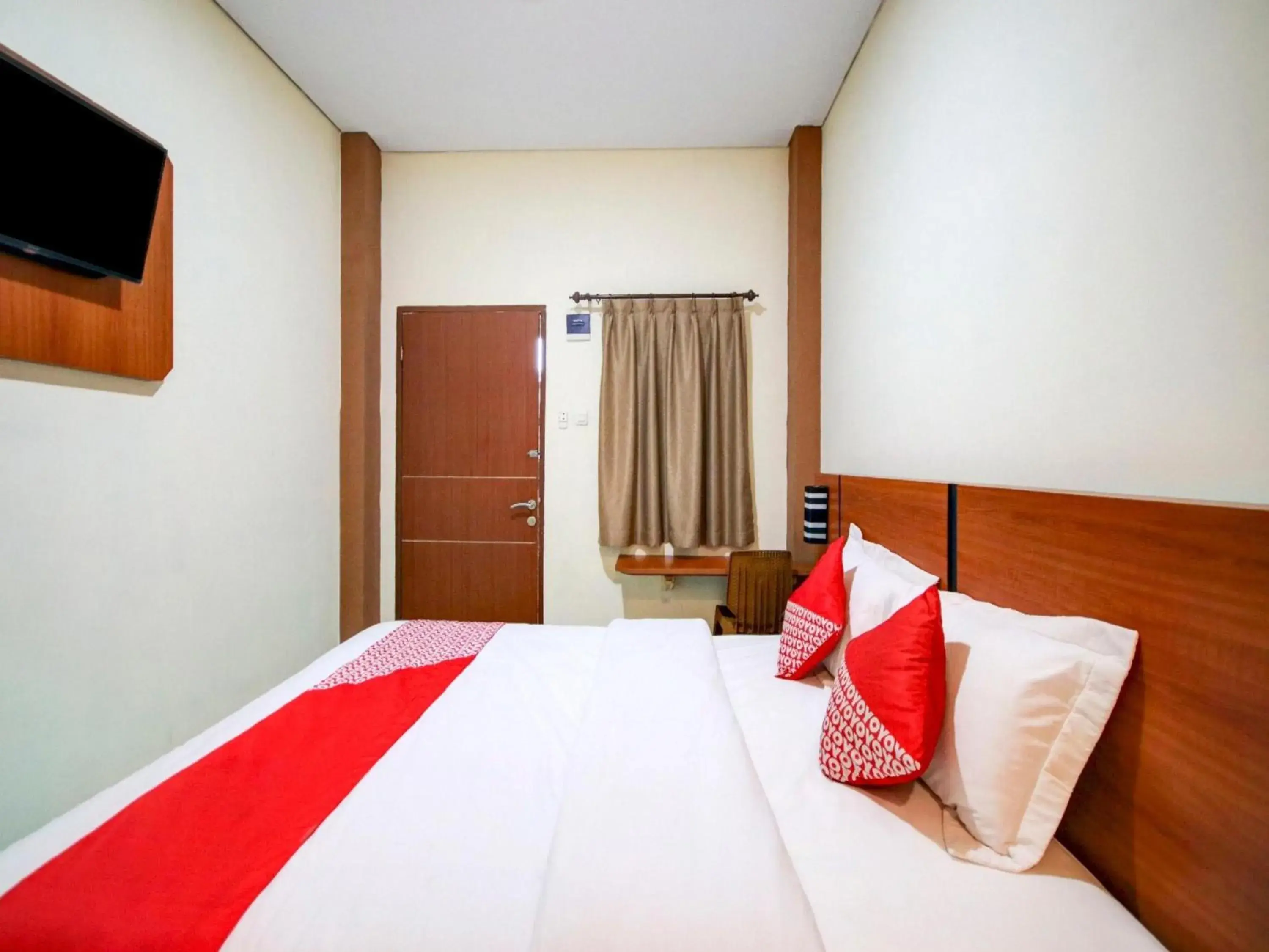 Photo of the whole room, Bed in Hotel O Sean'S Residence Mansyur Near Universitas Sumatra Utara USU Photo of the whole room, Bed in Hotel O Sean'S Residence Mansyur Near Universitas Sumatra Utara USU