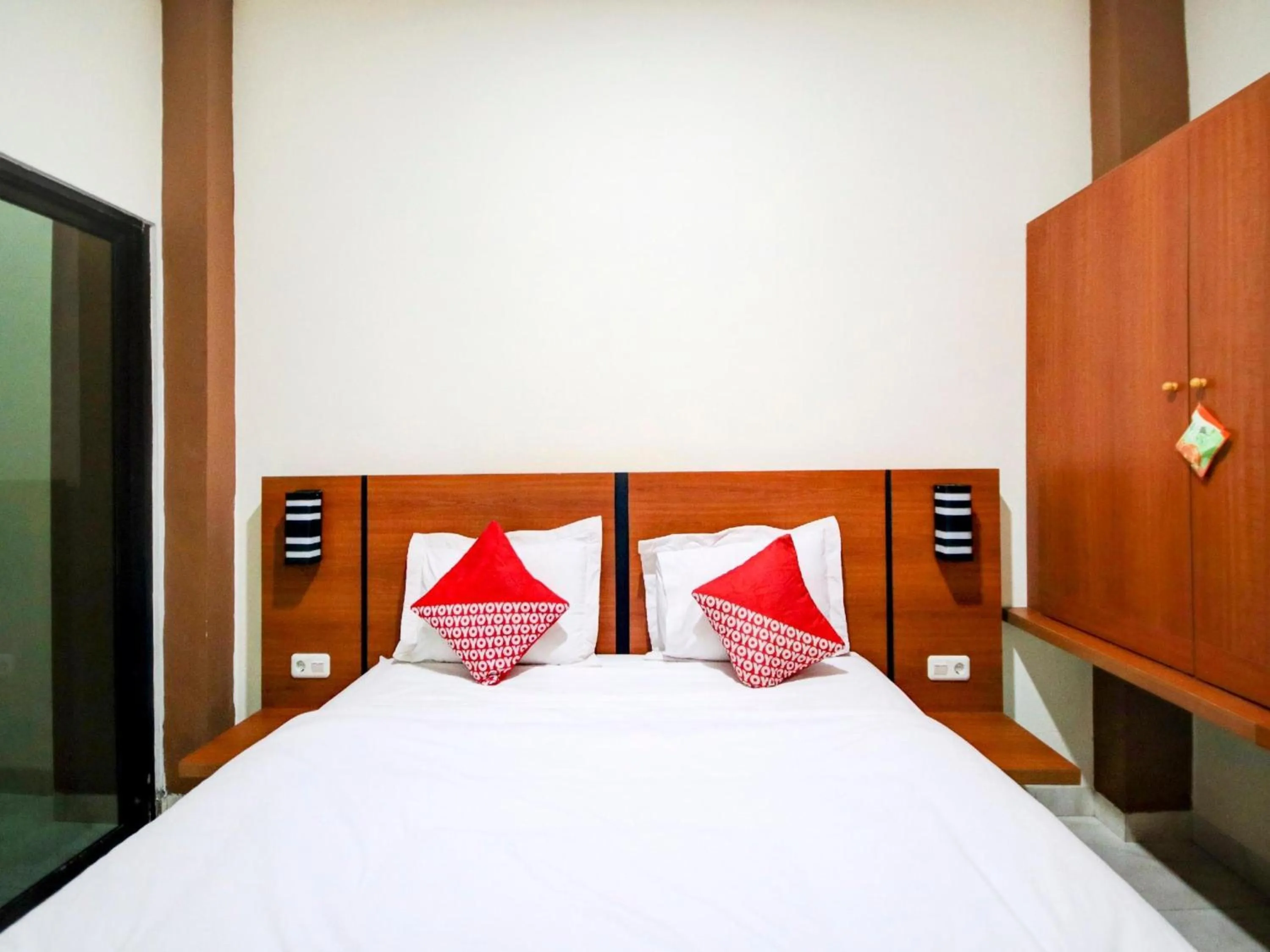 View (from property/room), Bed in Hotel O Sean'S Residence Mansyur Near Universitas Sumatra Utara USU