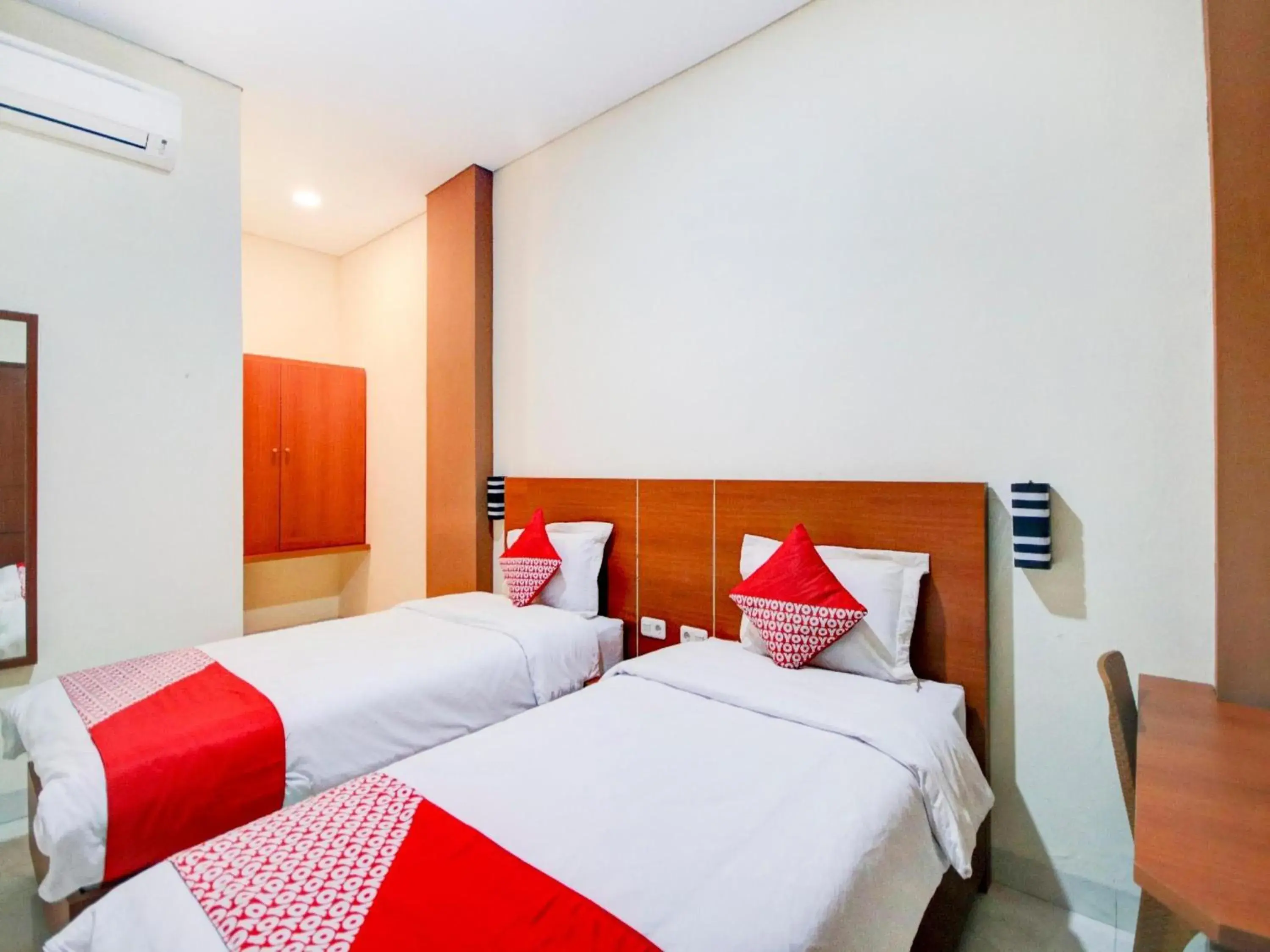 View (from property/room), Bed in Hotel O Sean'S Residence Mansyur Near Universitas Sumatra Utara USU View (from property/room), Bed in Hotel O Sean'S Residence Mansyur Near Universitas Sumatra Utara USU