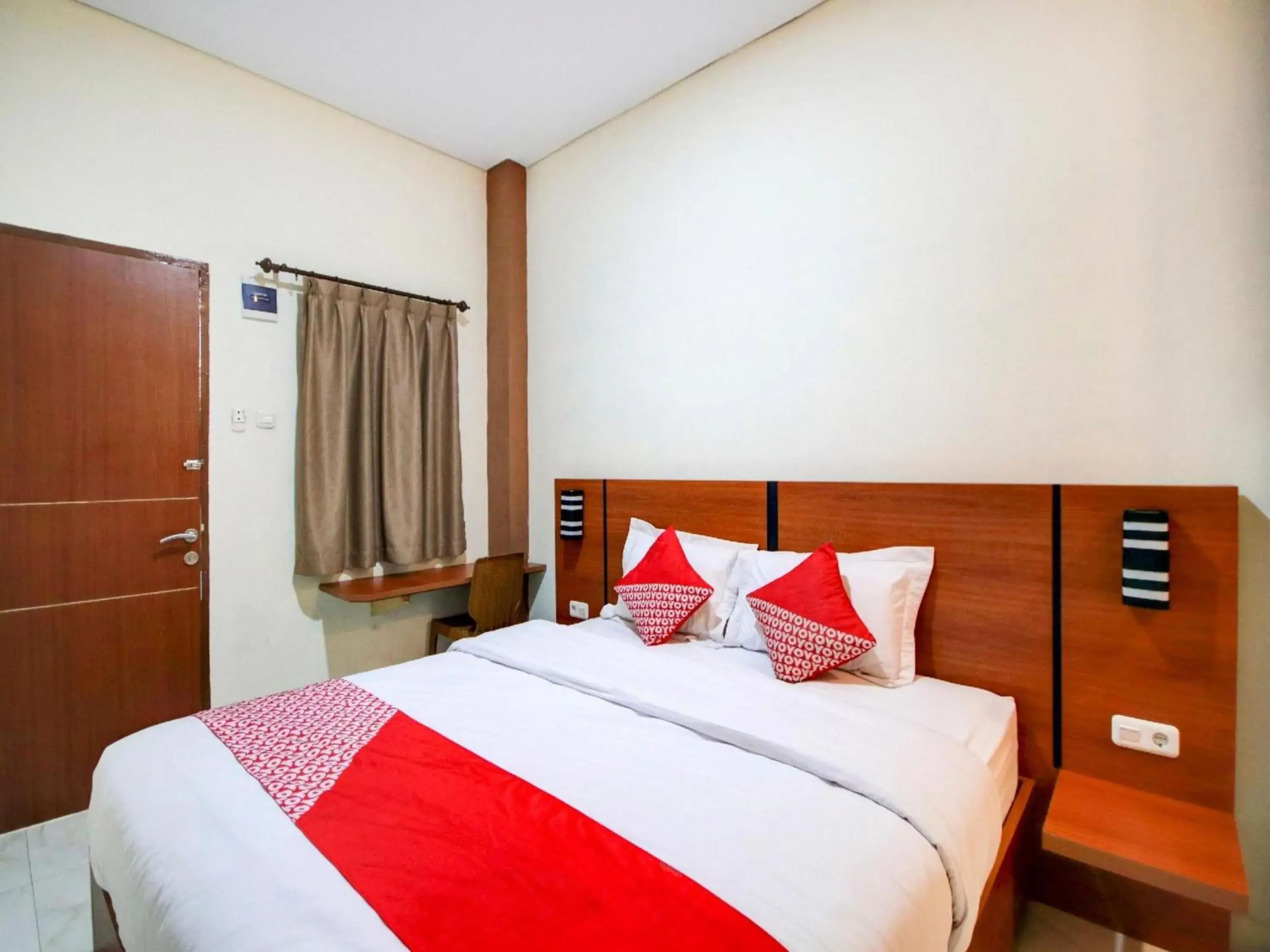 Photo of the whole room, Bed in Hotel O Sean'S Residence Mansyur Near Universitas Sumatra Utara USU Photo of the whole room, Bed in Hotel O Sean'S Residence Mansyur Near Universitas Sumatra Utara USU