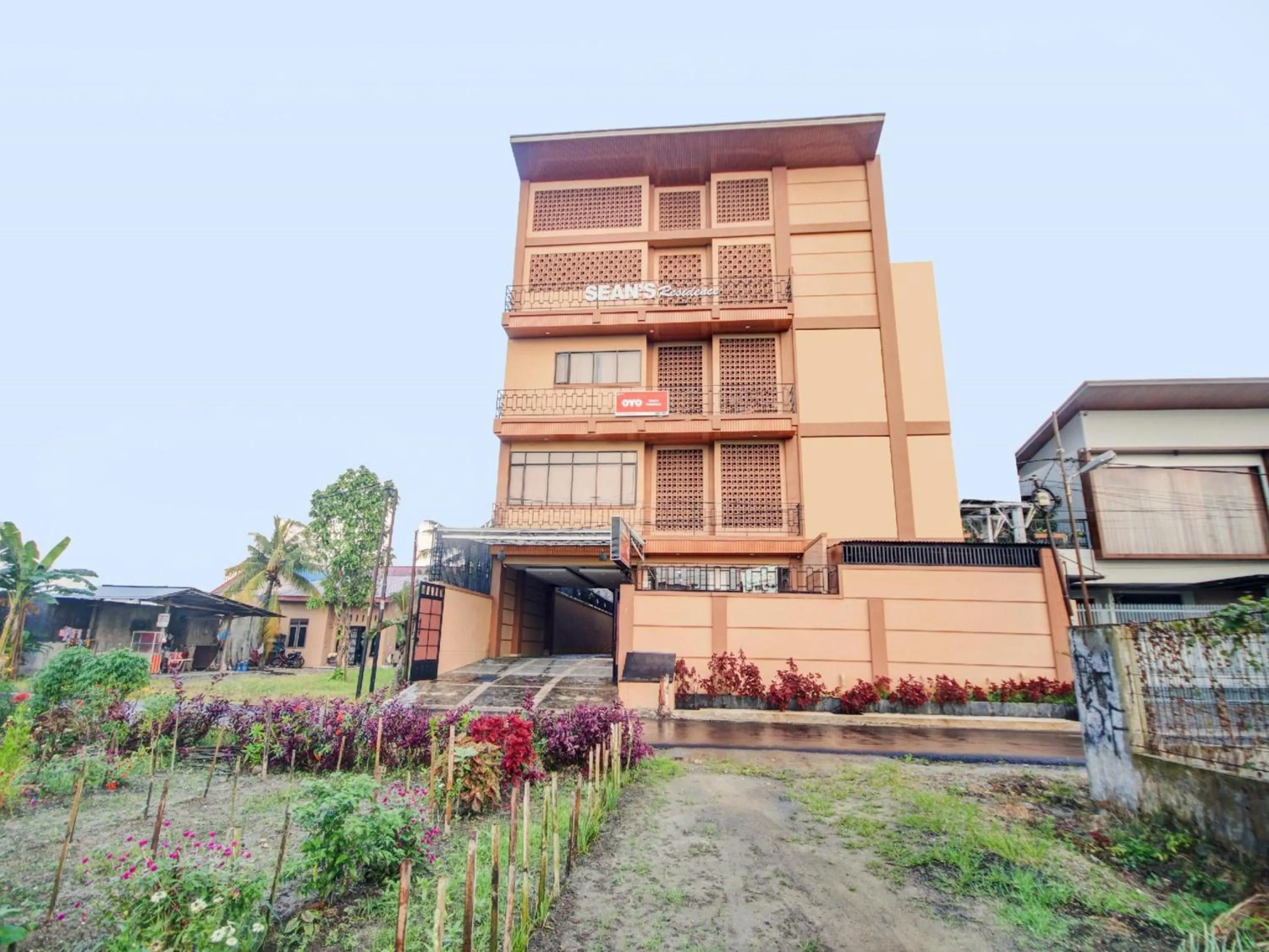 Facade/entrance in Hotel O Sean'S Residence Mansyur Near Universitas Sumatra Utara USU
