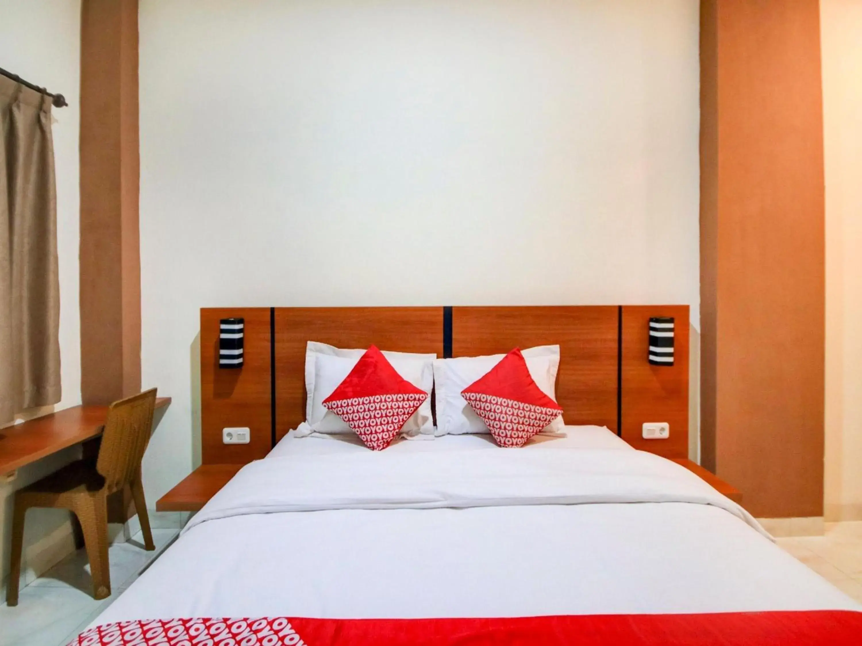 View (from property/room), Bed in Hotel O Sean'S Residence Mansyur Near Universitas Sumatra Utara USU View (from property/room), Bed in Hotel O Sean'S Residence Mansyur Near Universitas Sumatra Utara USU