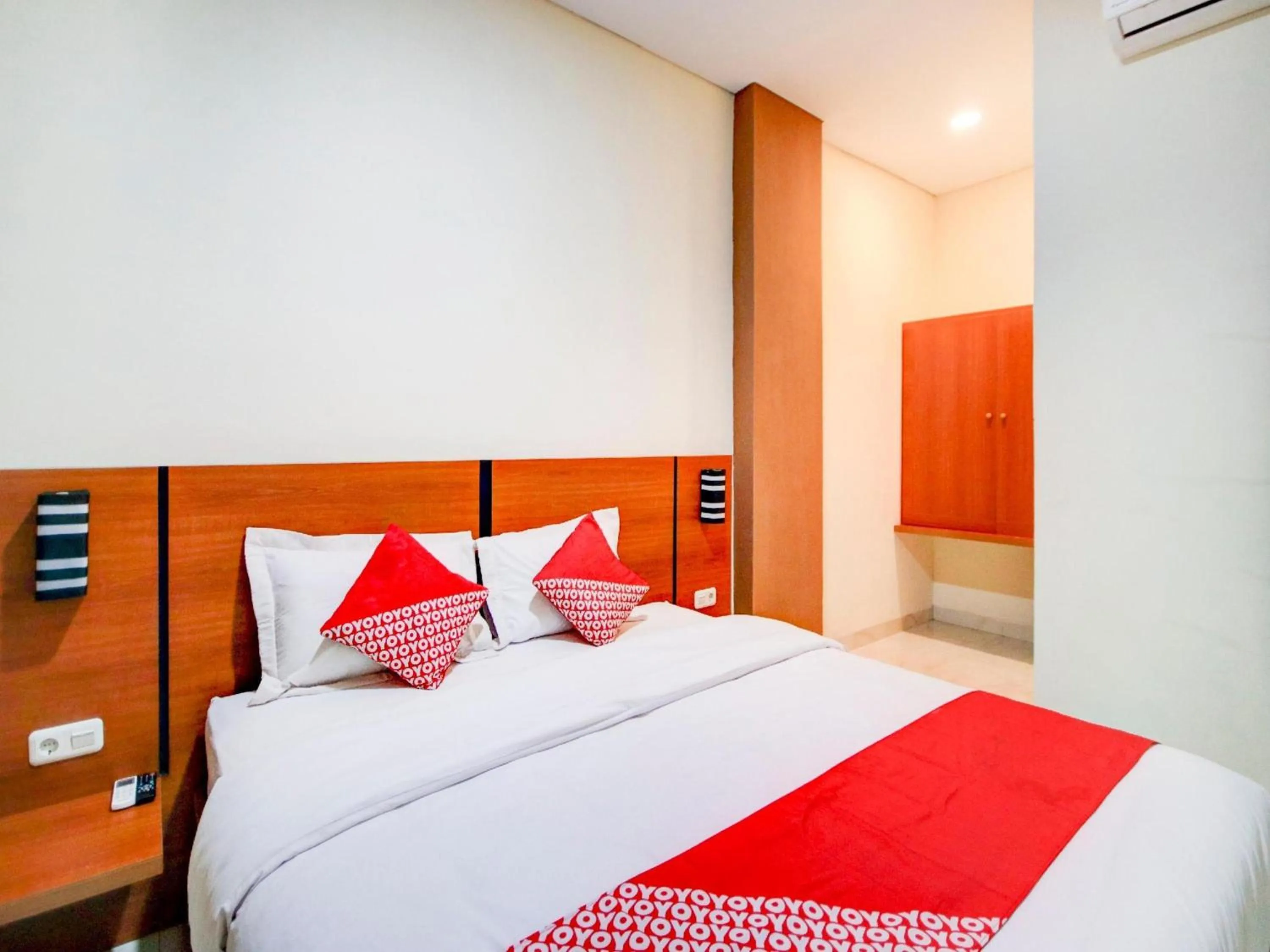 View (from property/room), Bed in Hotel O Sean'S Residence Mansyur Near Universitas Sumatra Utara USU