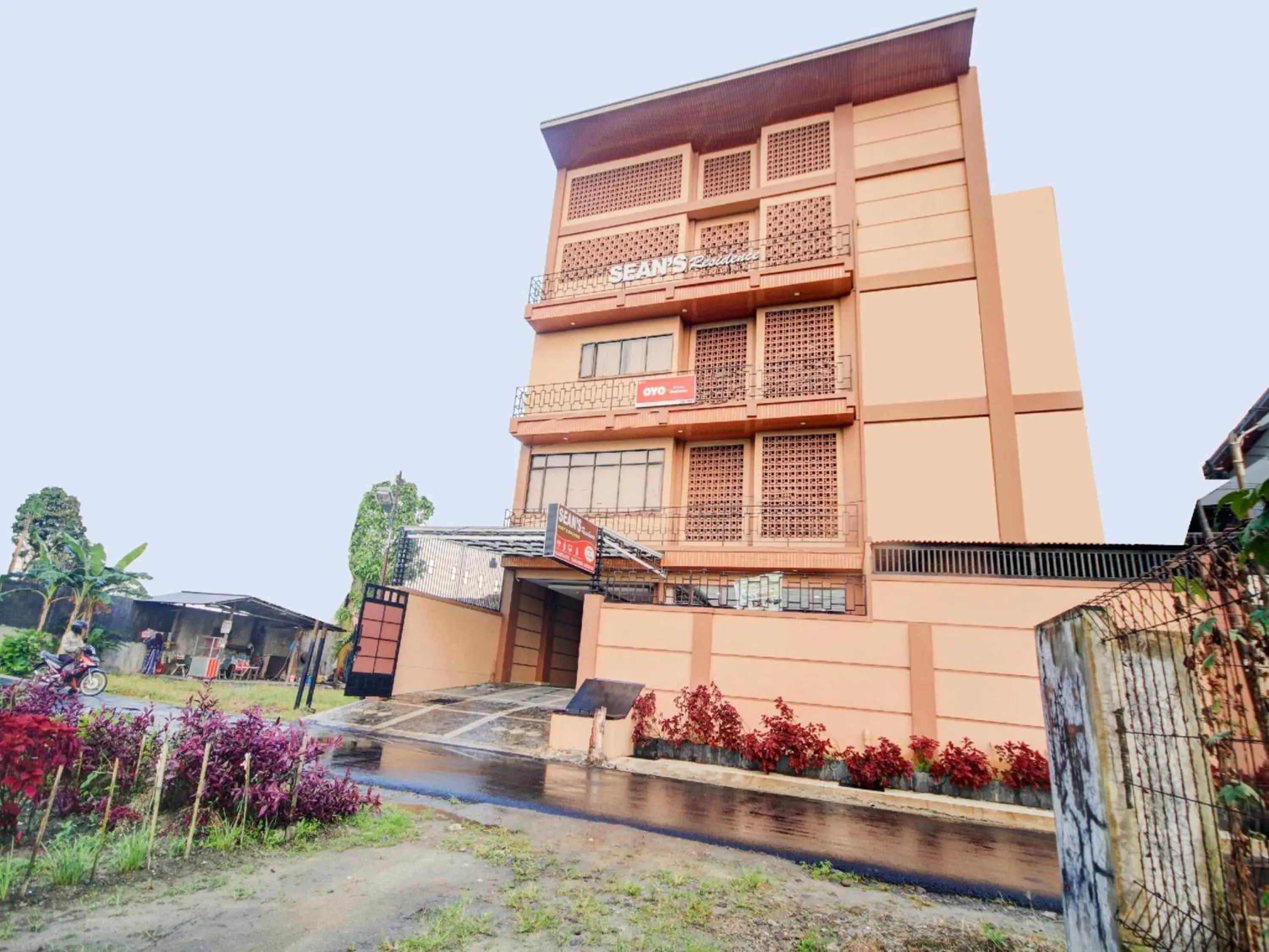 Facade/entrance in Hotel O Sean'S Residence Mansyur Near Universitas Sumatra Utara USU Facade/entrance in Hotel O Sean'S Residence Mansyur Near Universitas Sumatra Utara USU