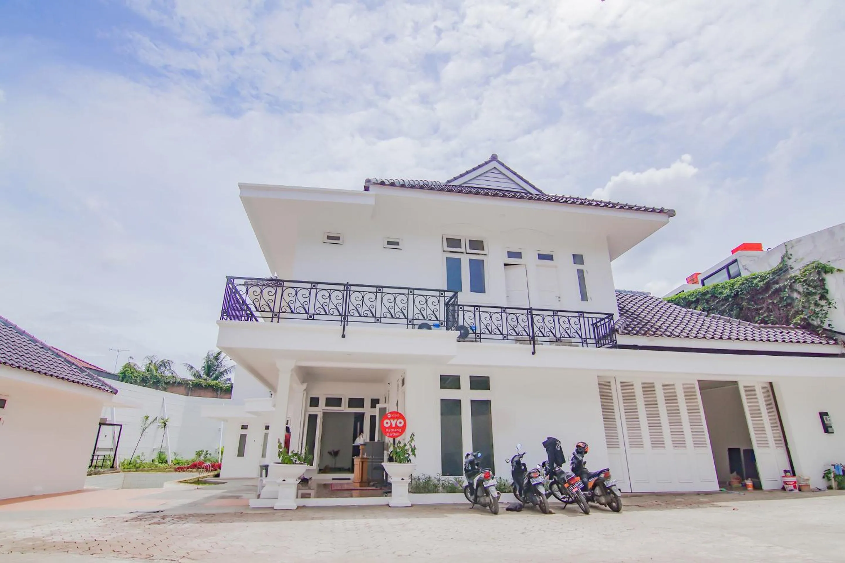 Facade/entrance in Capital O 90342 Kemang Garden