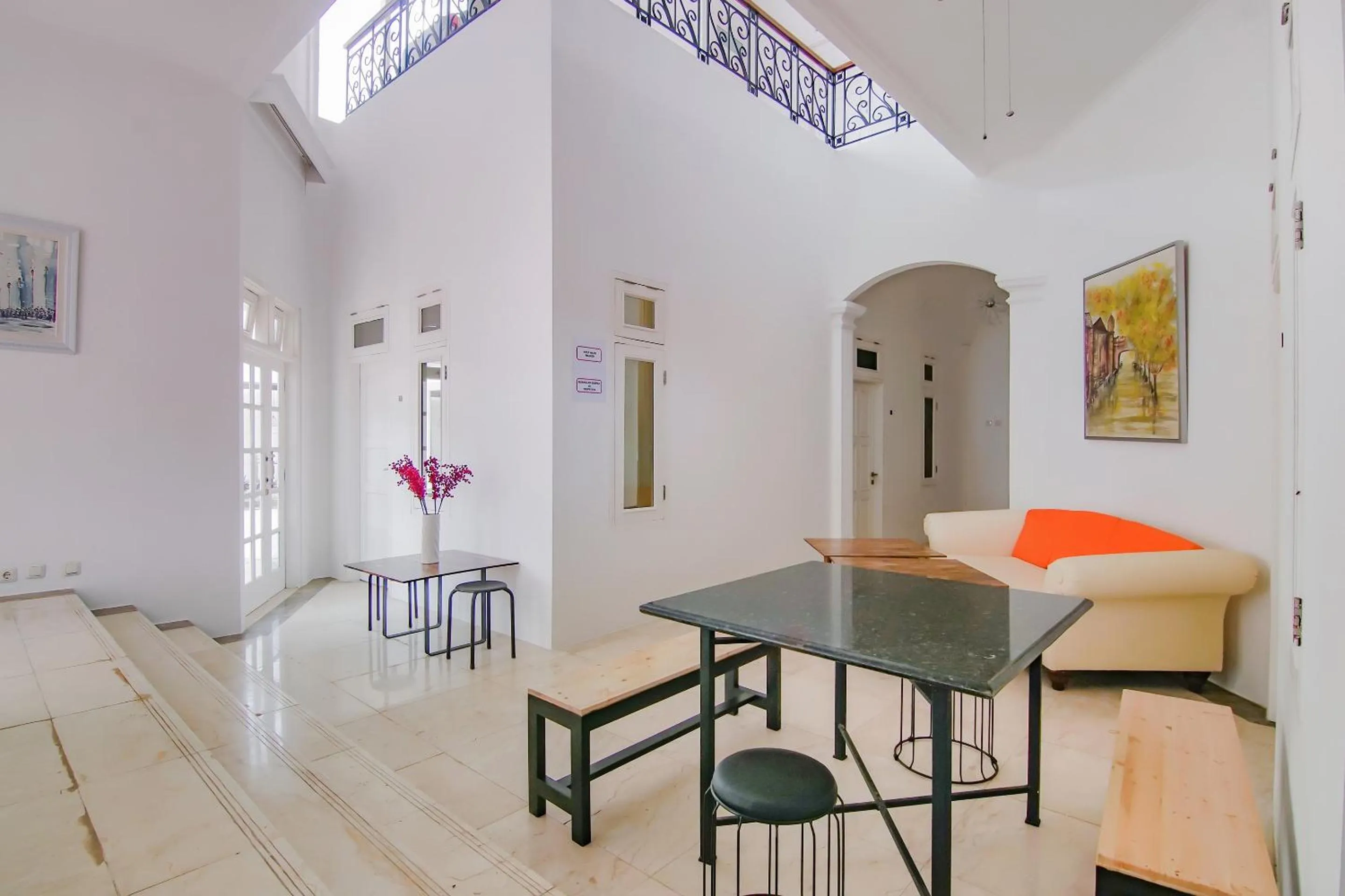 Lobby or reception in Capital O 90342 Kemang Garden