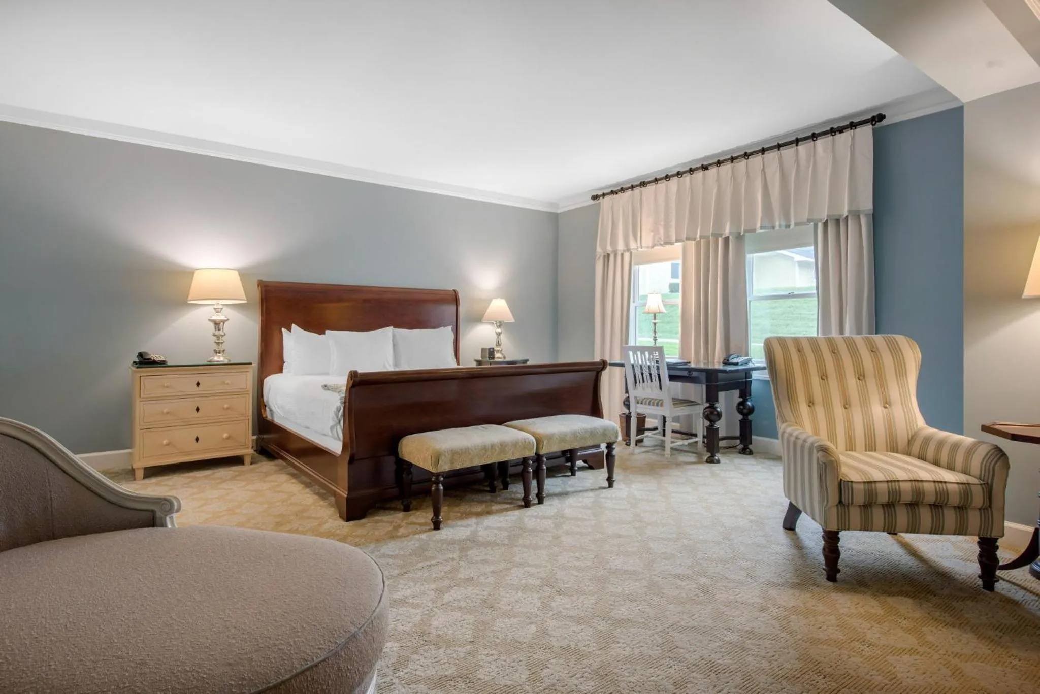 Photo of the whole room, Bed in Omni Bedford Springs Resort & Spa