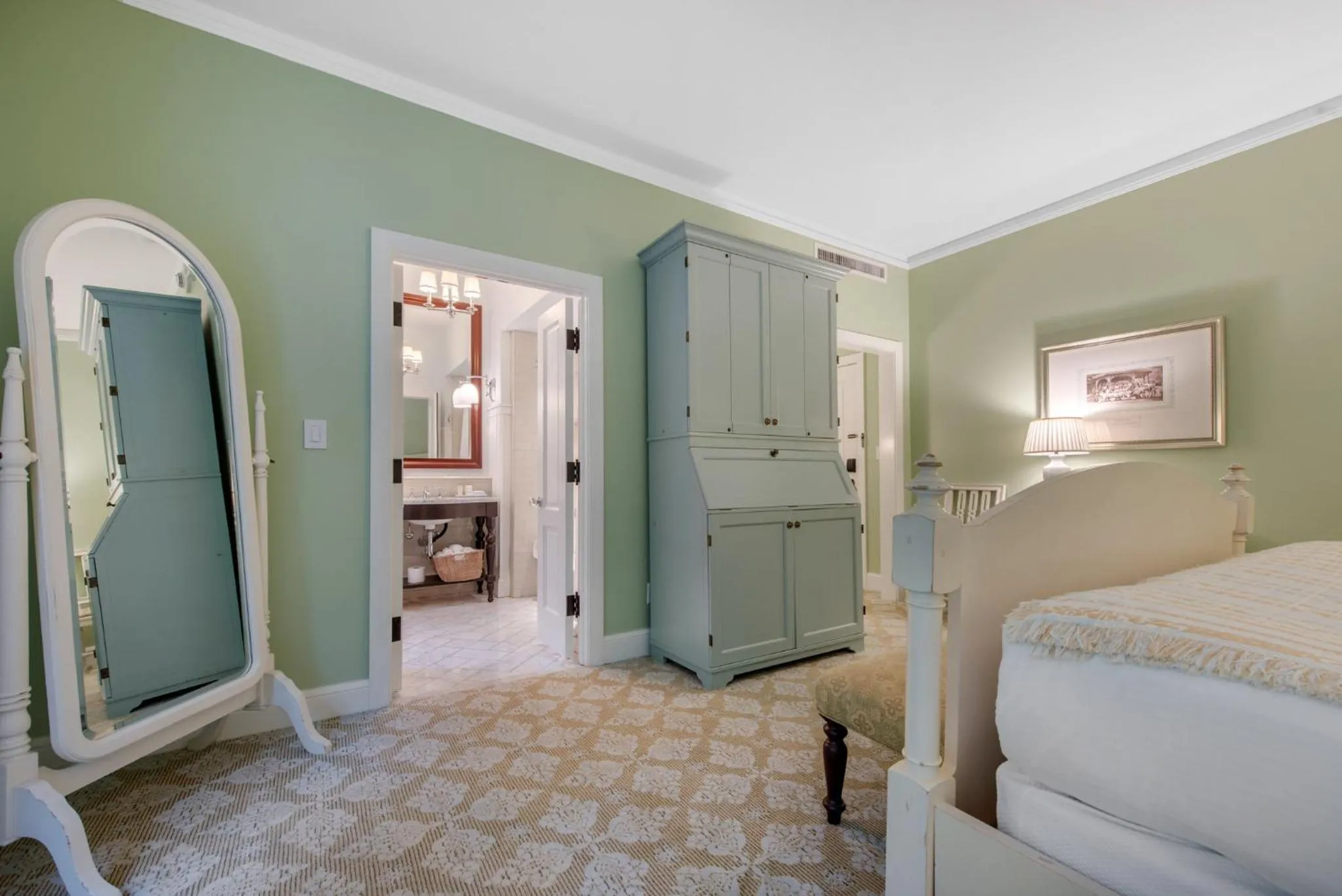 Photo of the whole room, Bed in Omni Bedford Springs Resort & Spa