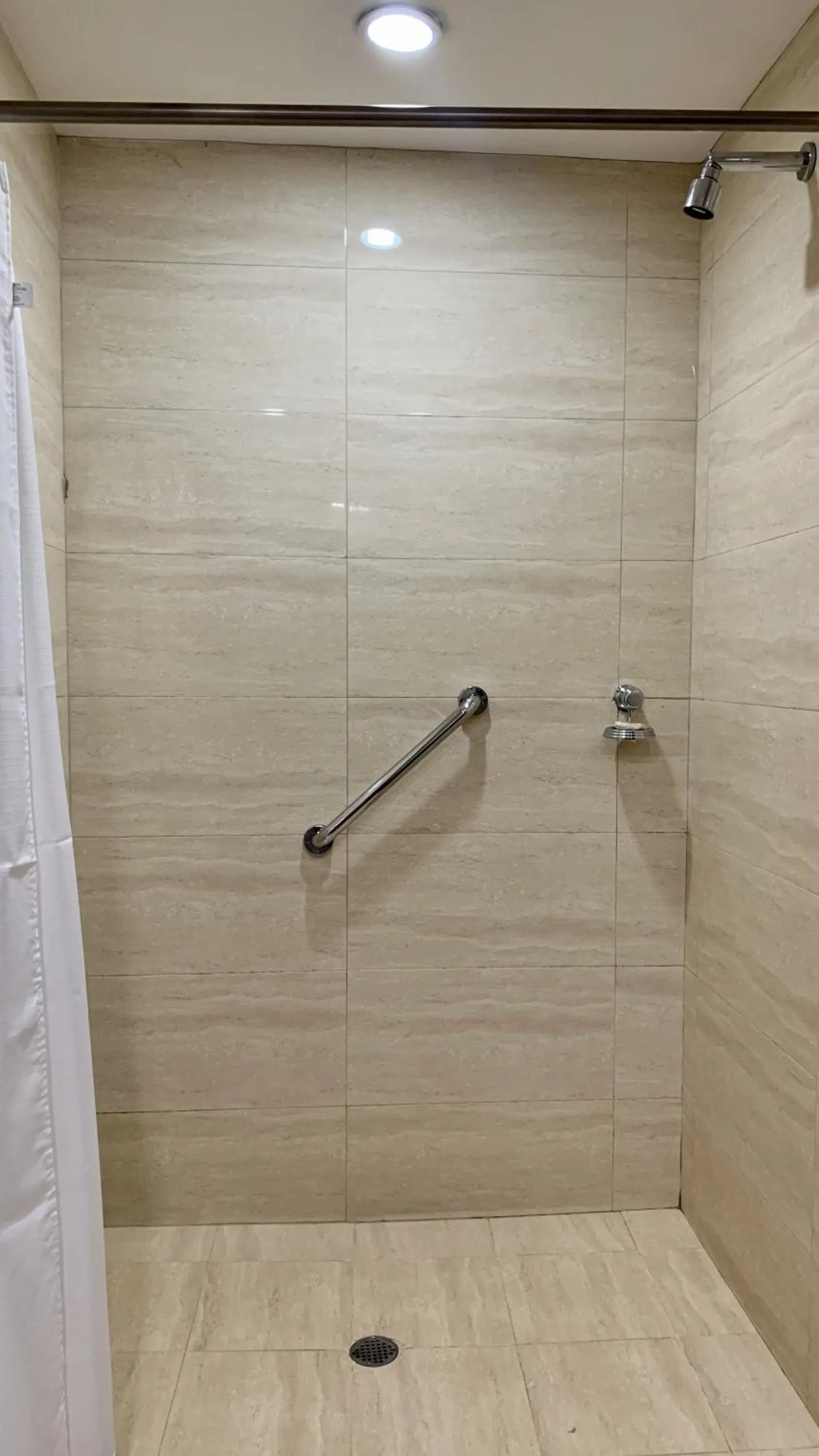 Shower in HOTEL CHACAO SUITES