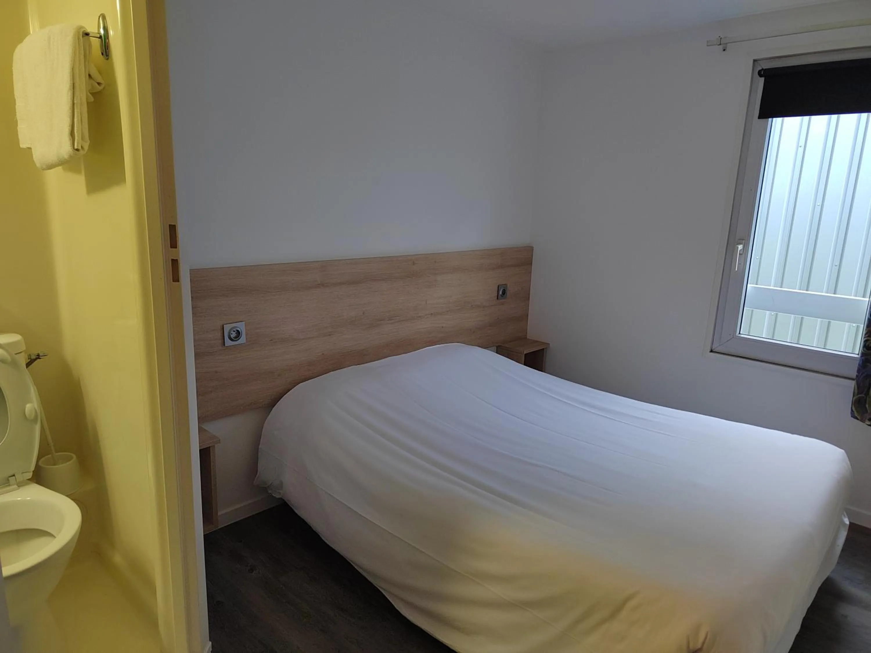 Toilet, Bed in FASTHOTEL PARIS OUEST BOUAFLE