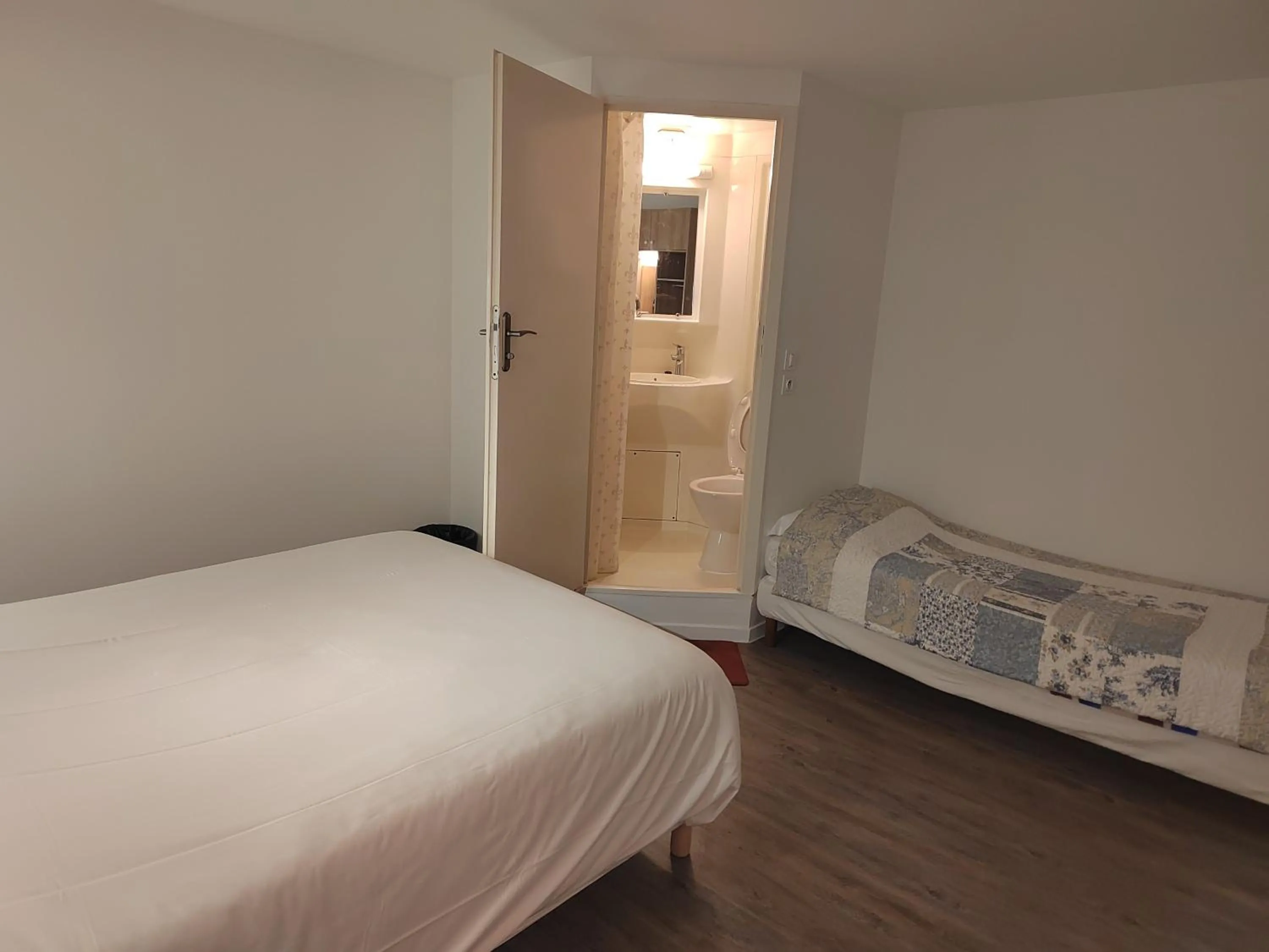 Bed in FASTHOTEL PARIS OUEST BOUAFLE