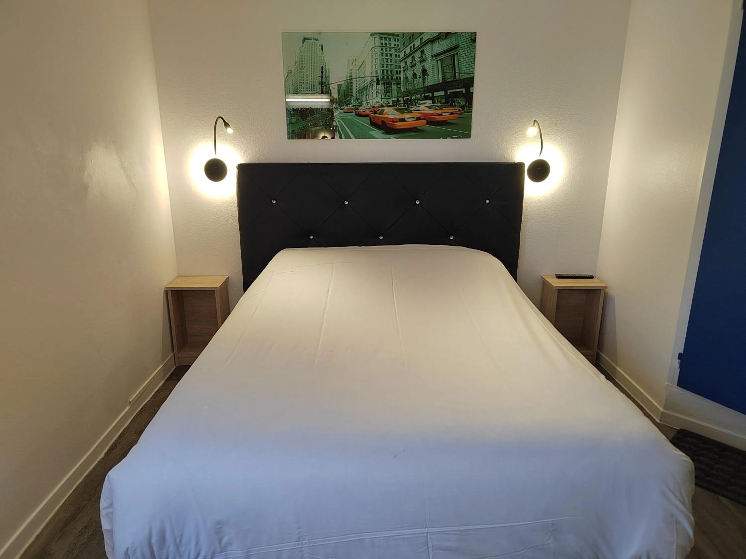 Bed in FASTHOTEL PARIS OUEST BOUAFLE