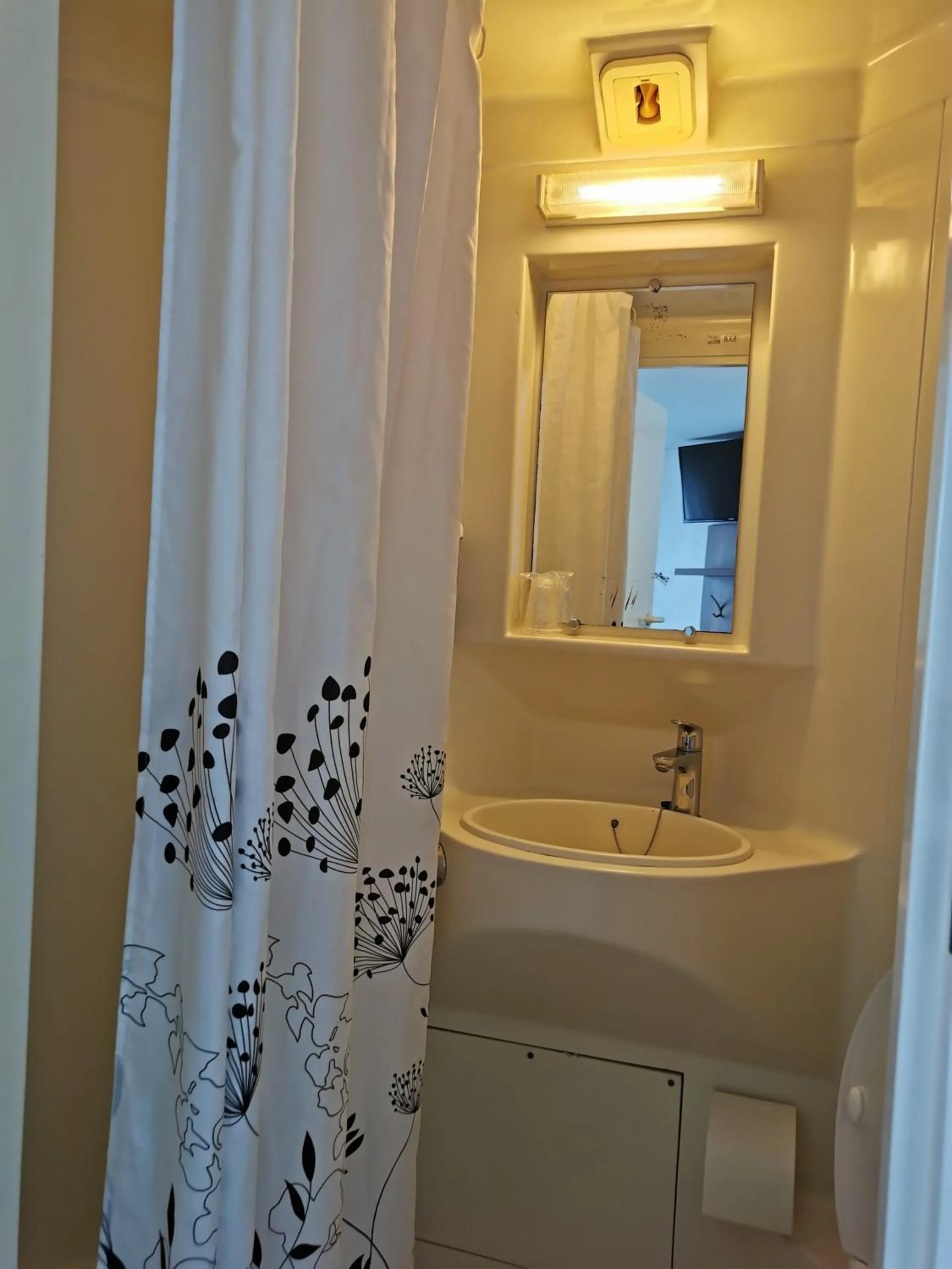 Bathroom in FASTHOTEL PARIS OUEST BOUAFLE