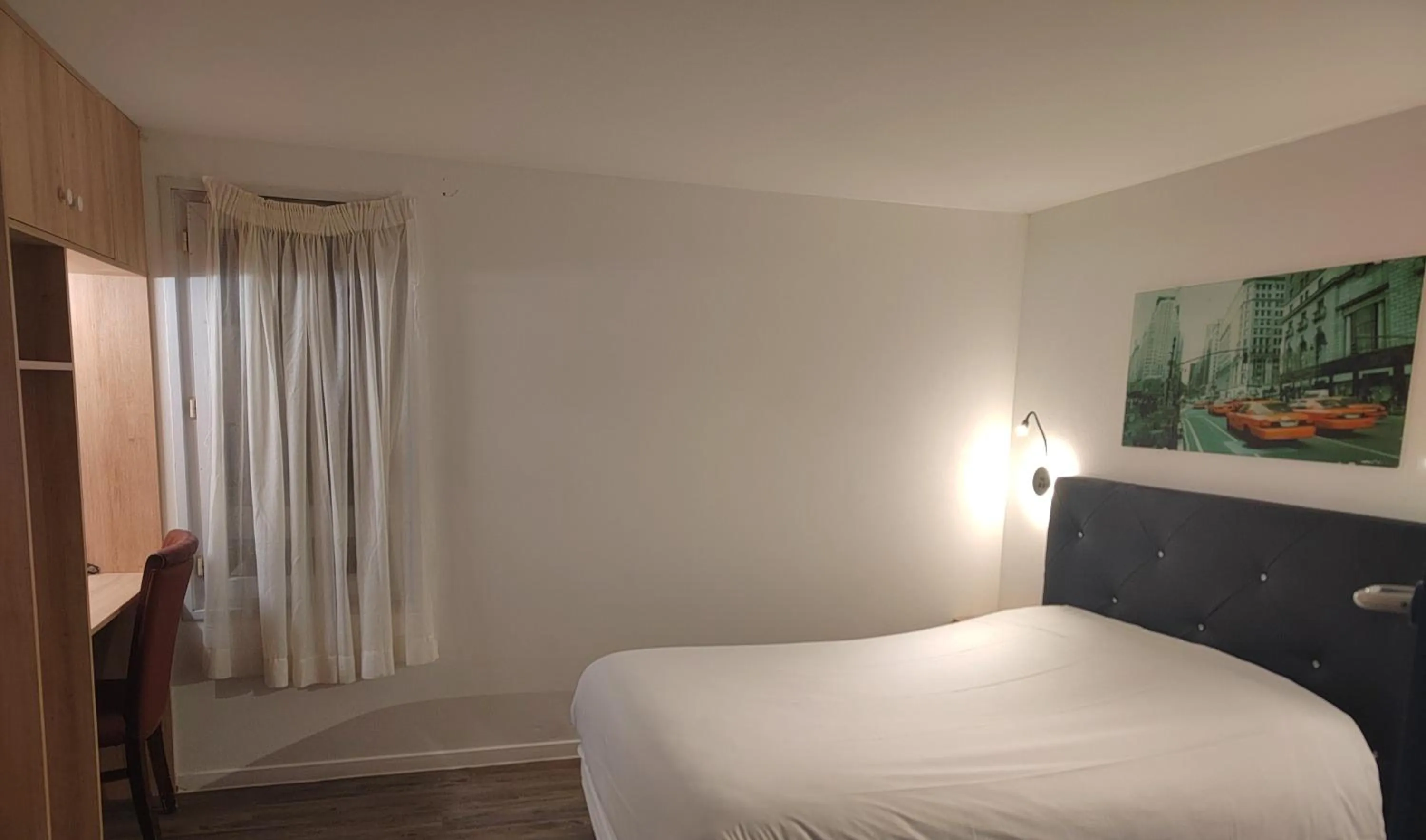 Bed in FASTHOTEL PARIS OUEST BOUAFLE