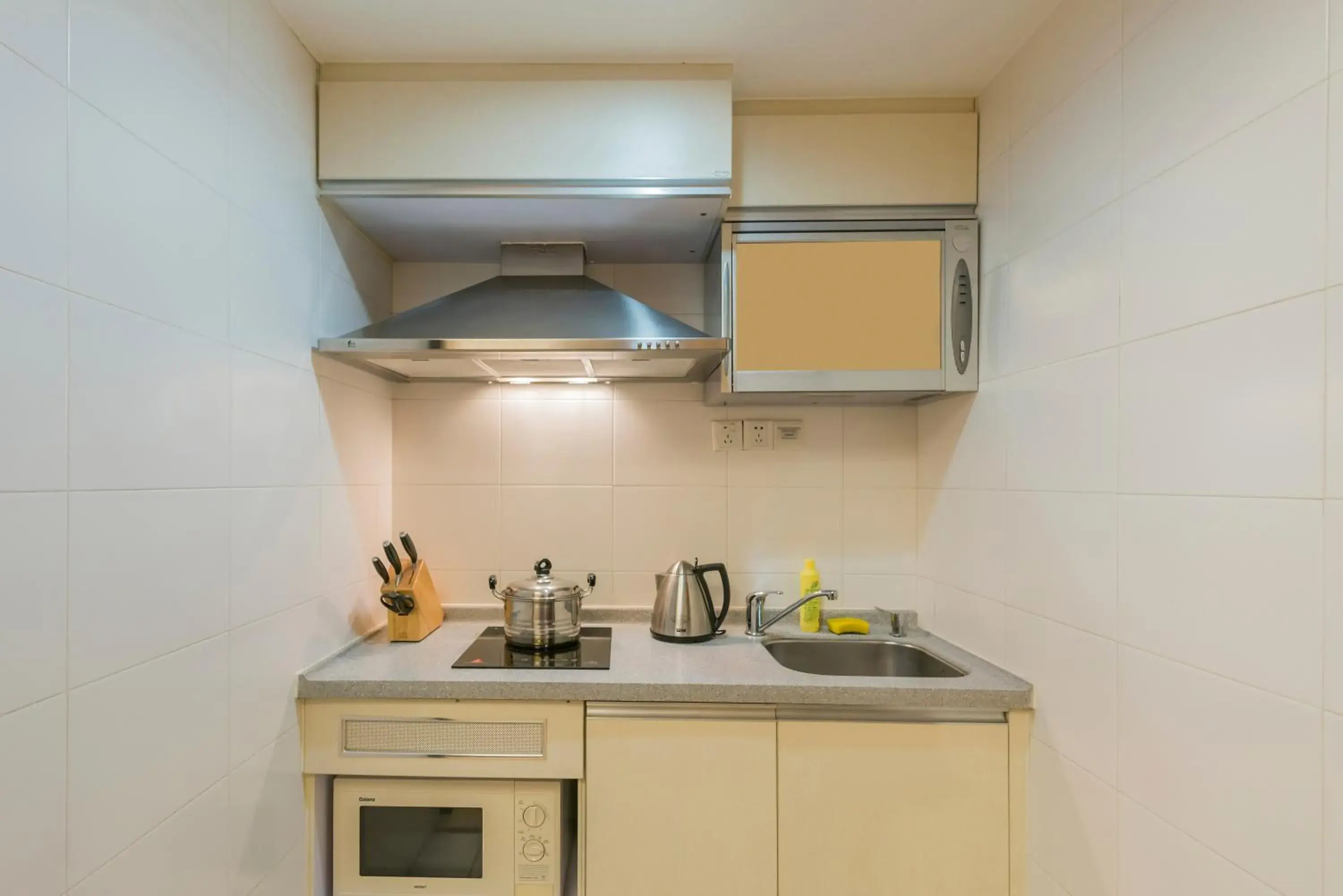 Kitchen or kitchenette, Kitchen/Kitchenette in Springdale Serviced Residence Guangzhou