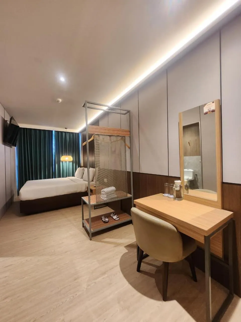 Living room, Bed in HOTEL PANTES SIMPANG LIMA SEMARANG