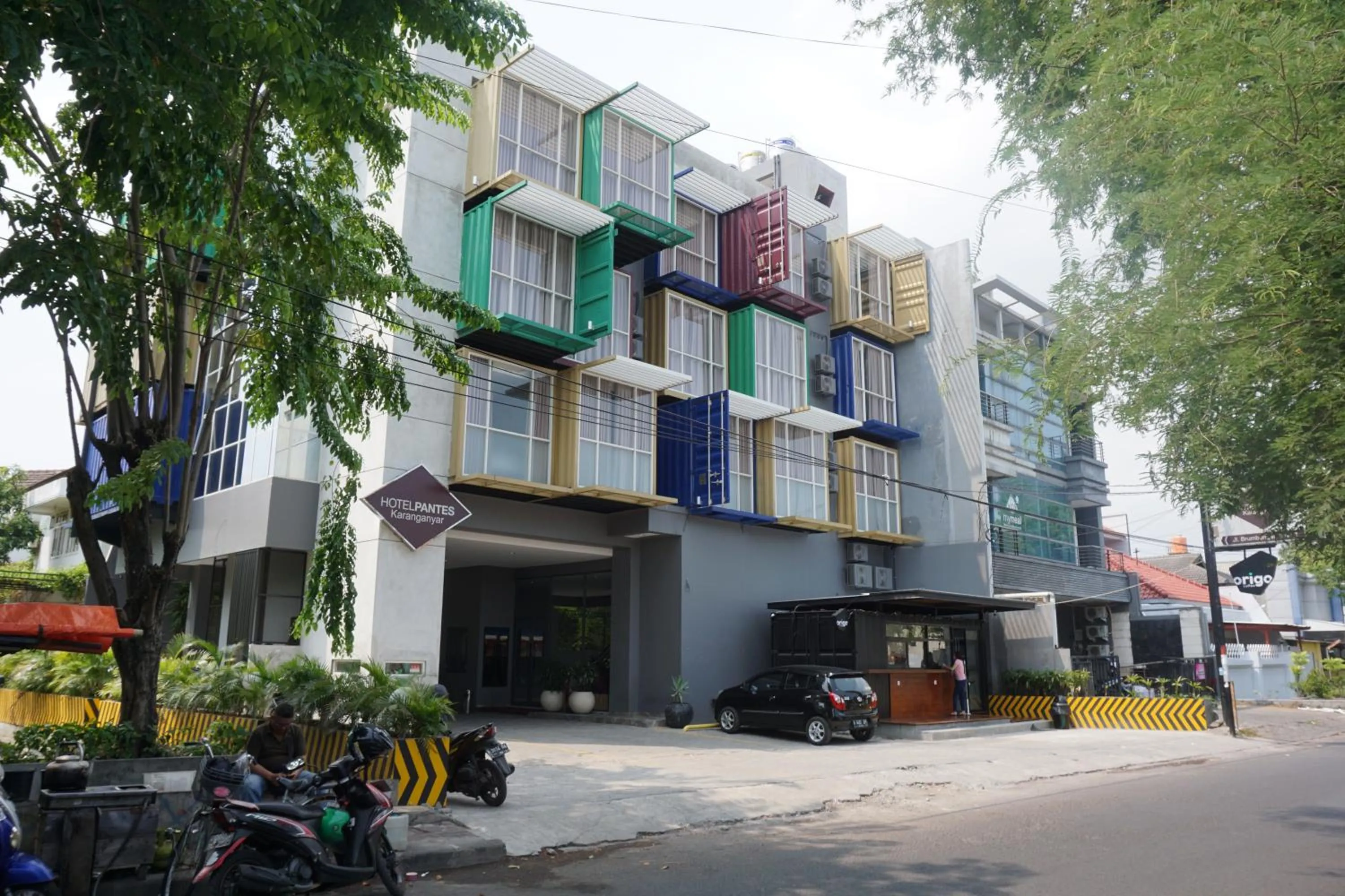 Text overlay in HOTEL PANTES SIMPANG LIMA SEMARANG