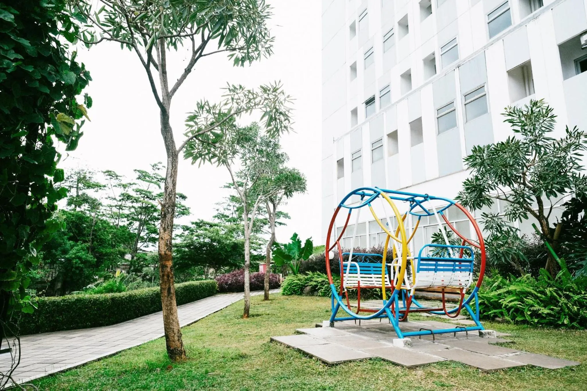 Garden in Apartemen Gunung Putri Square by Sirooms