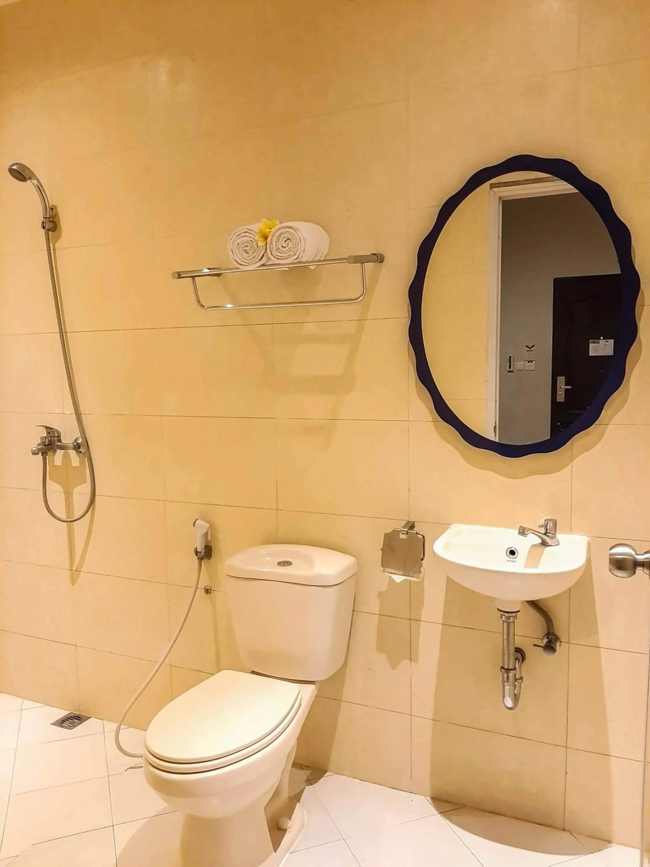 Budget Double Room in Hotel Pantes Kota Lama Semarang Budget Double Room in Hotel Pantes Kota Lama Semarang