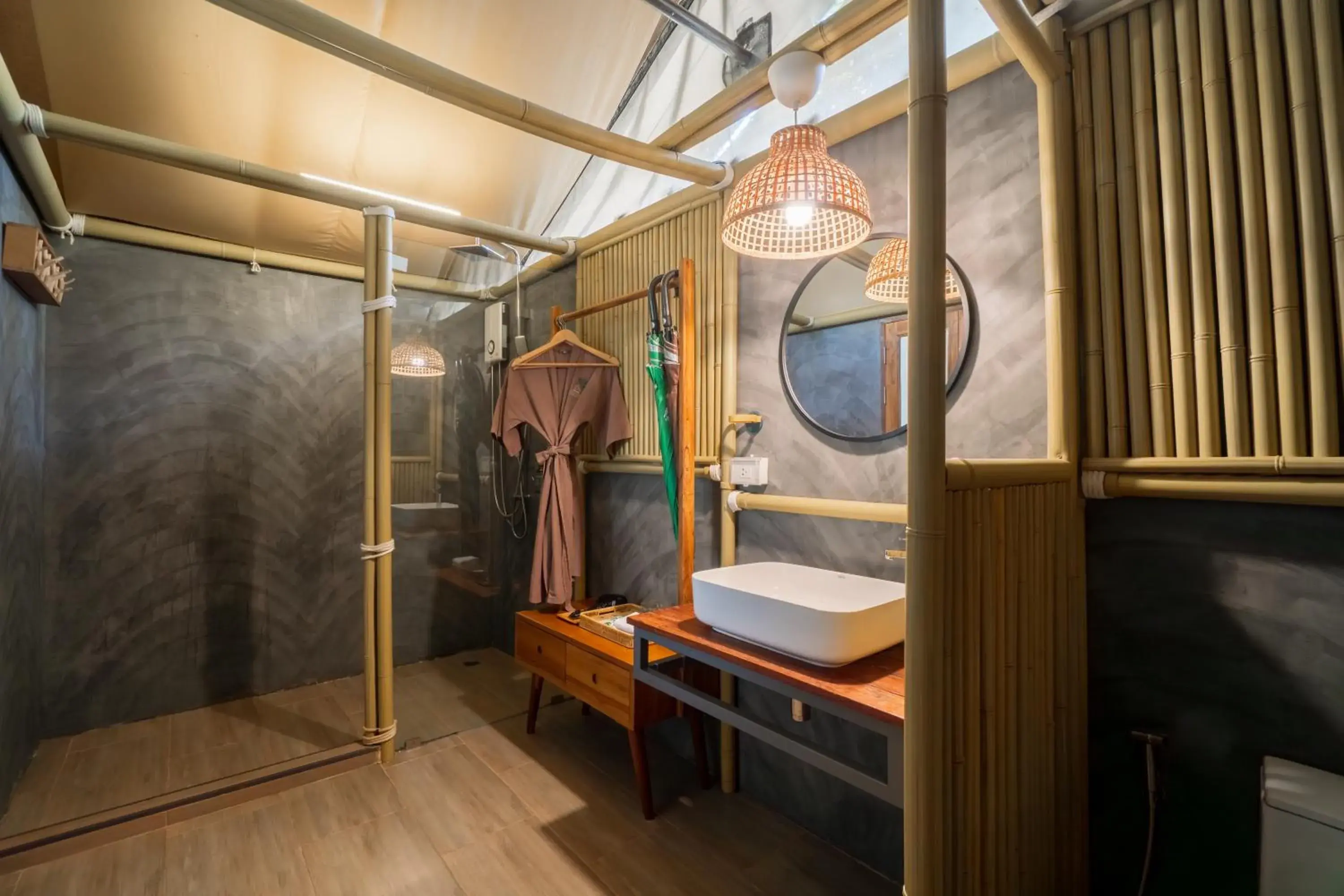 Shower in The Tree Riverside Resort Kaeng Krachan Shower in The Tree Riverside Resort Kaeng Krachan