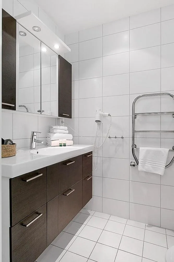 Bathroom in Hotell Kungshamn Suites