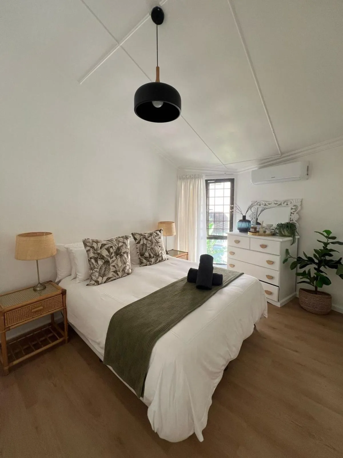 Bedroom, Bed in Tides End