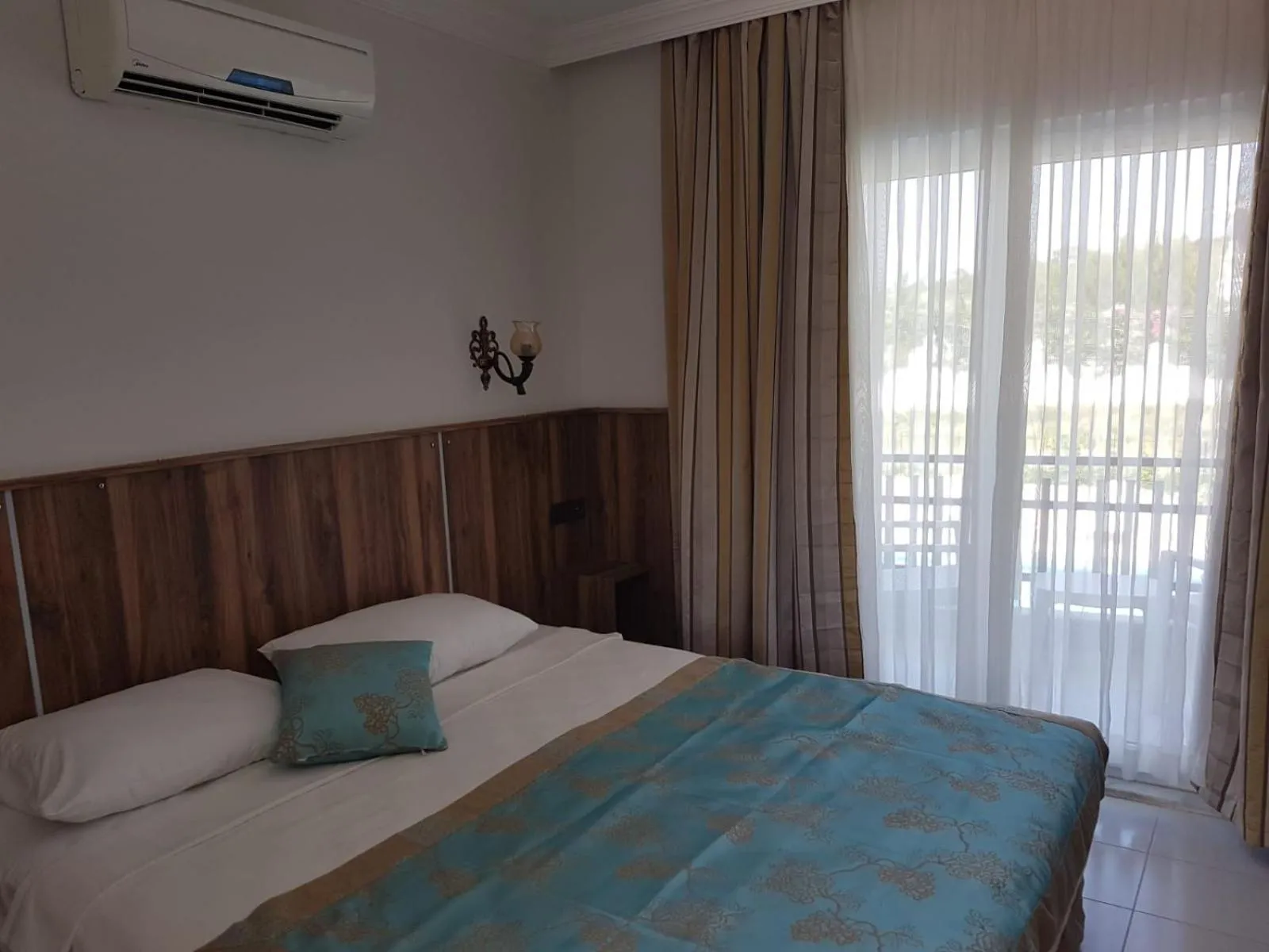 Photo of the whole room, Bed in Elijah Hotel