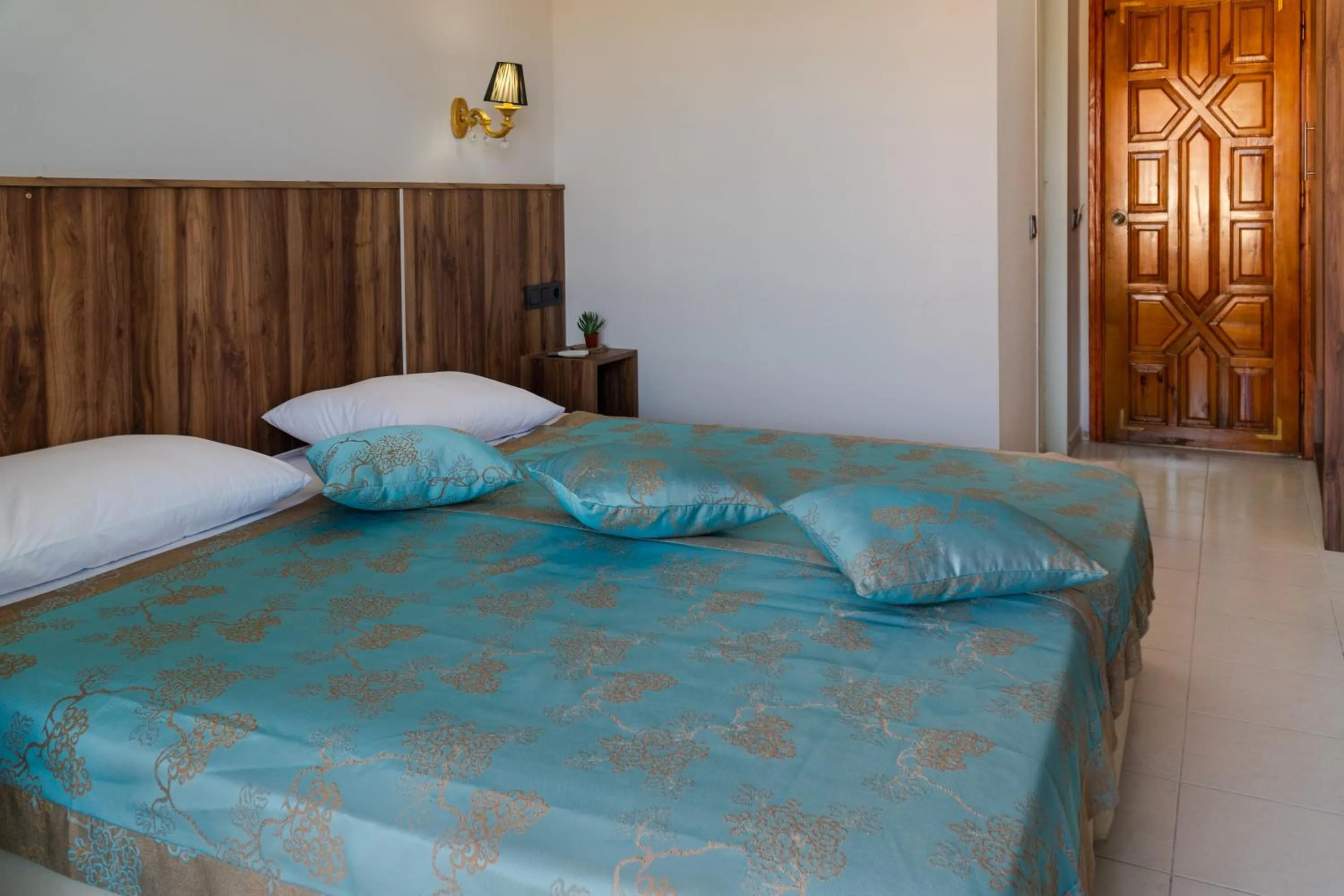 Photo of the whole room, Bed in Elijah Hotel