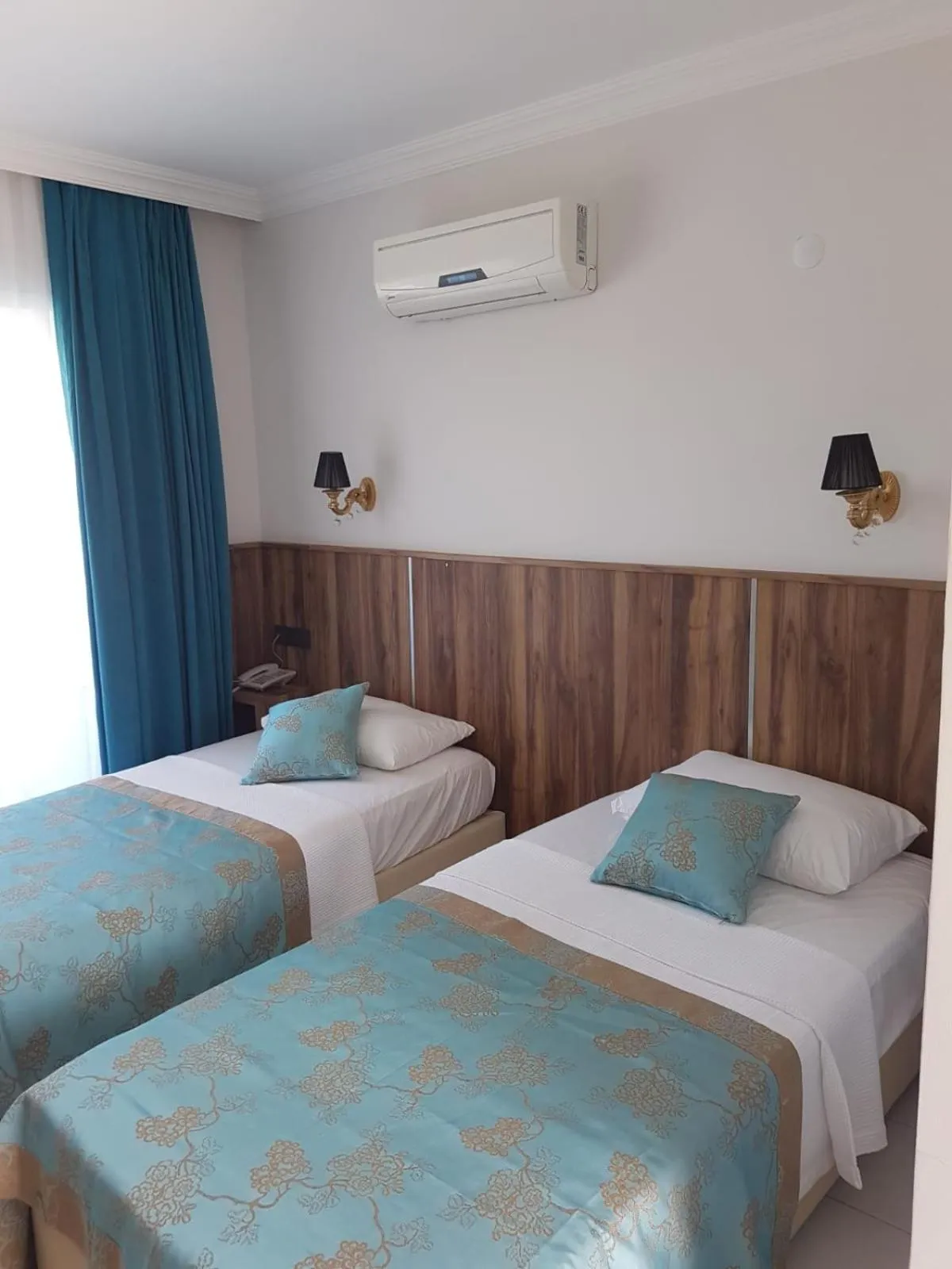 Photo of the whole room, Bed in Elijah Hotel