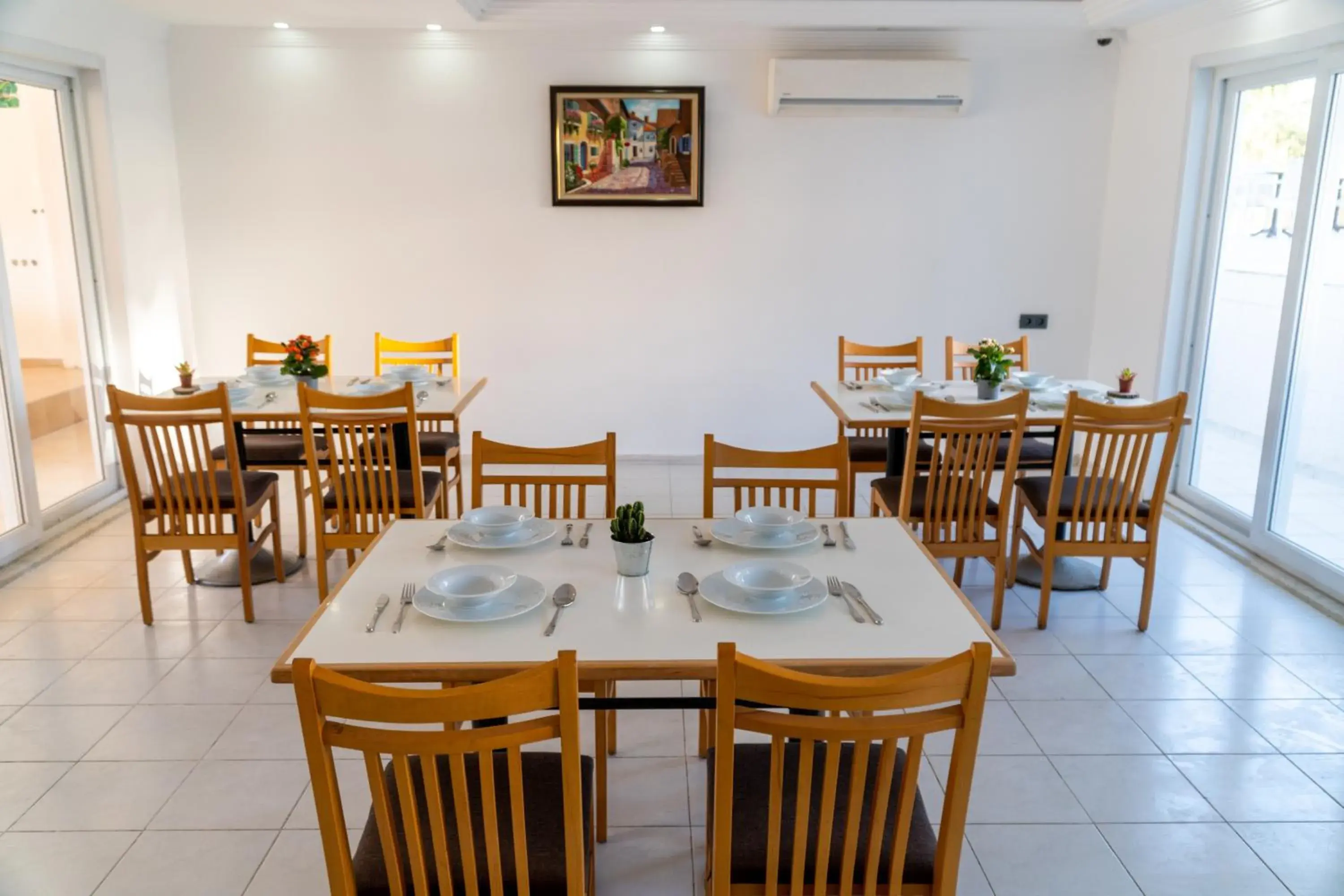 Restaurant/places to eat in Elijah Hotel Restaurant/places to eat in Elijah Hotel