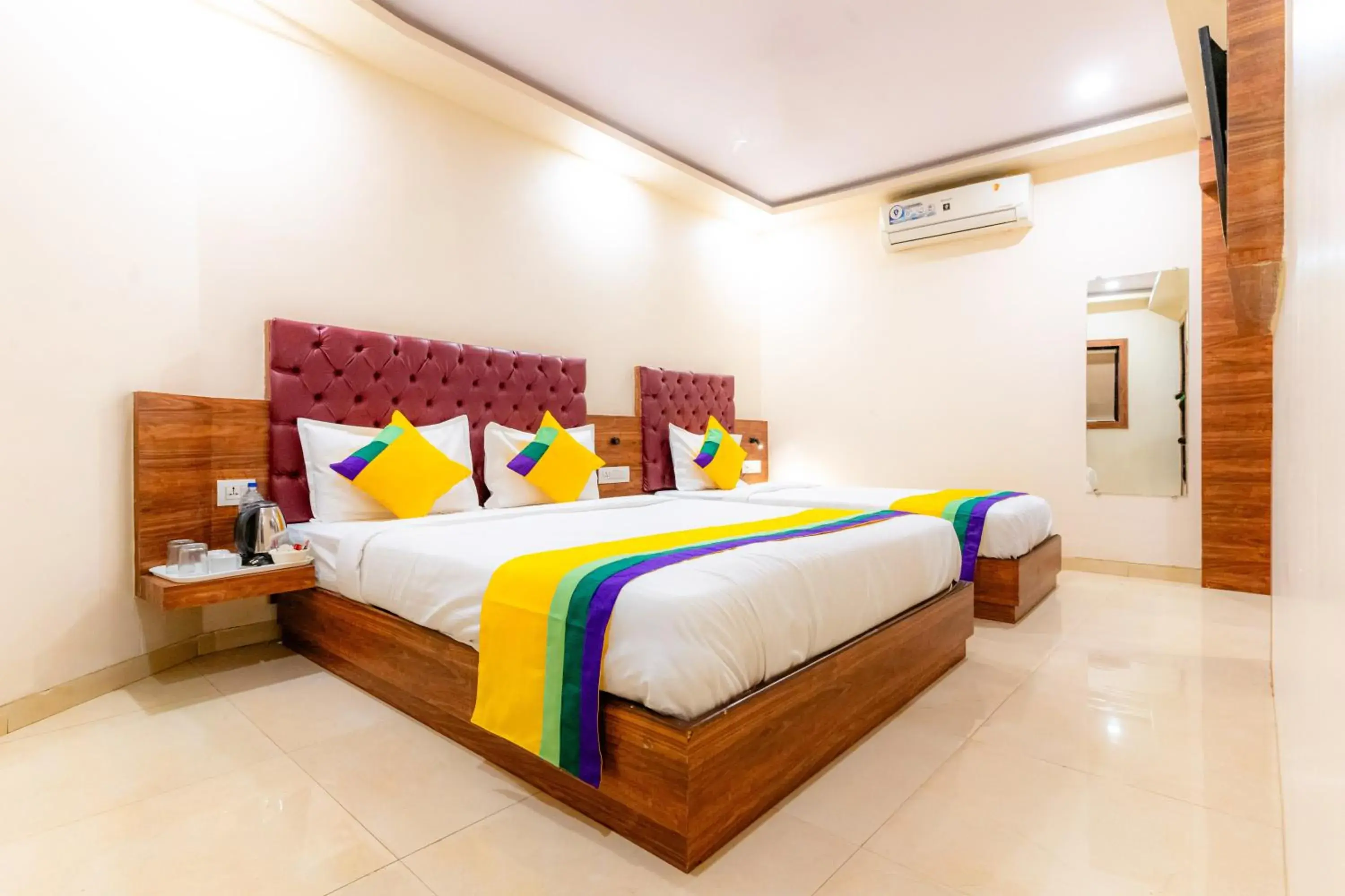 Bedroom, Bed in Itsy Hotels Elegant Bedroom, Bed in Itsy Hotels Elegant