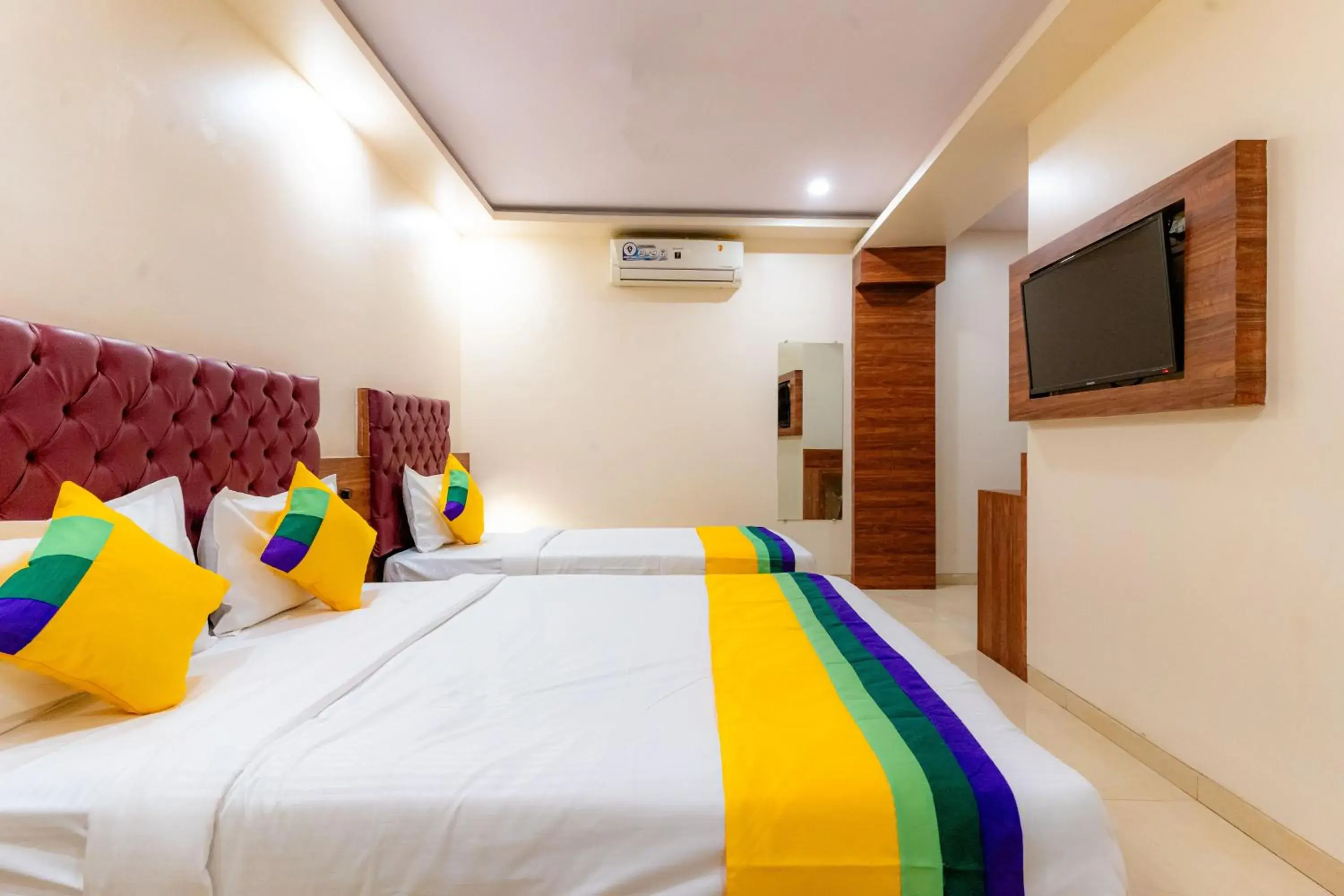 Bedroom, Bed in Itsy Hotels Elegant Bedroom, Bed in Itsy Hotels Elegant