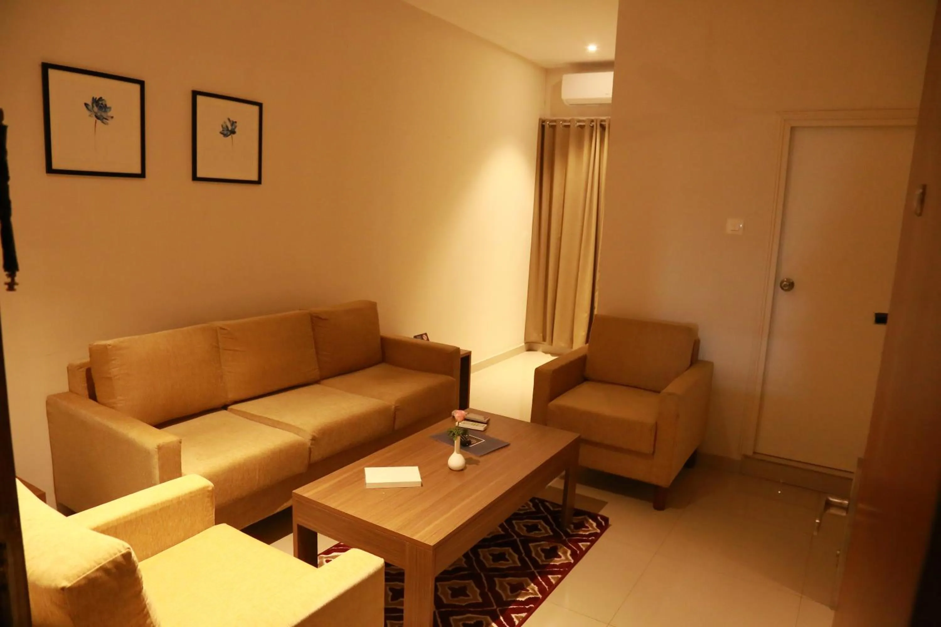 Seating area in Hotel Picnic