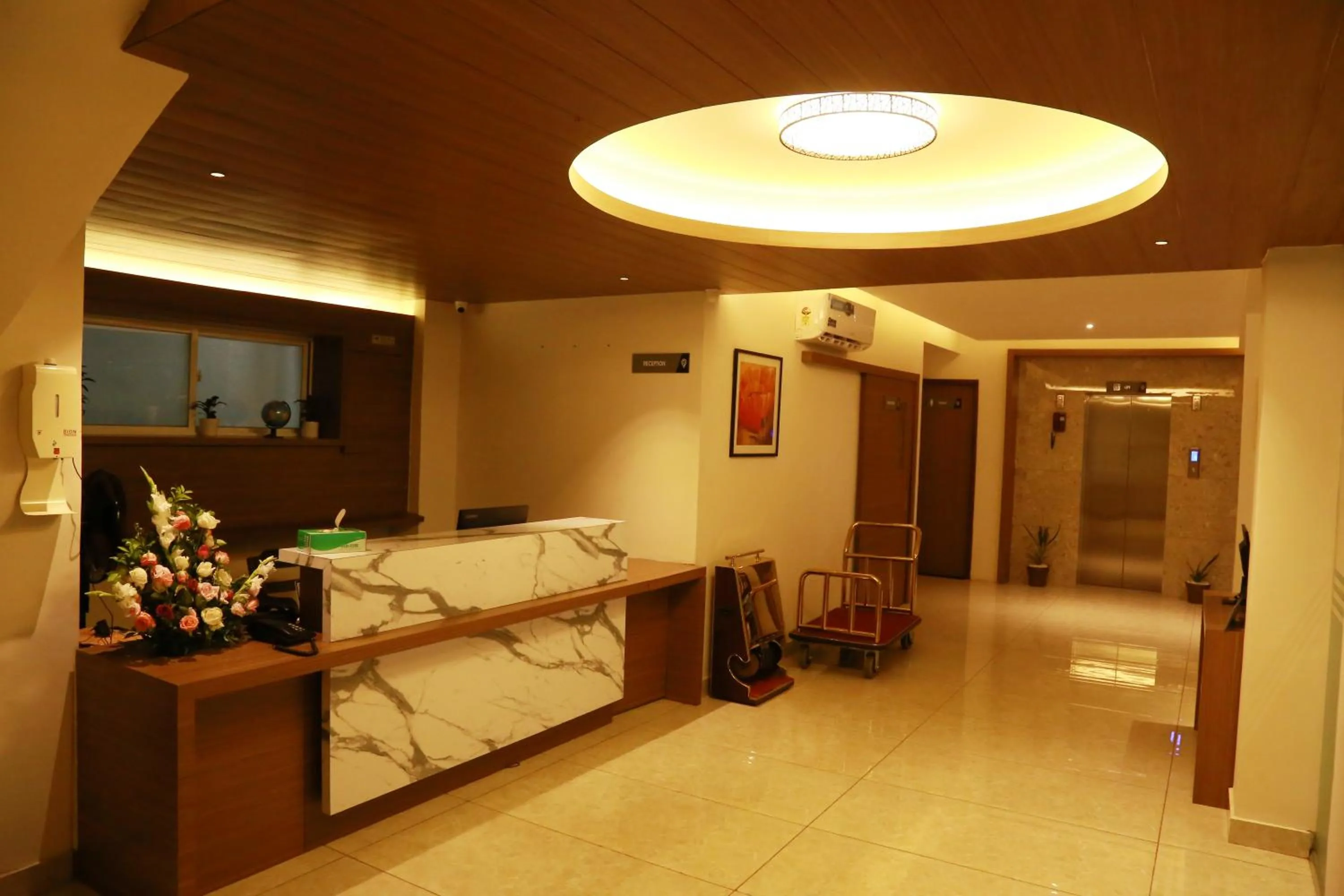 Facade/entrance, Bed in Hotel Picnic