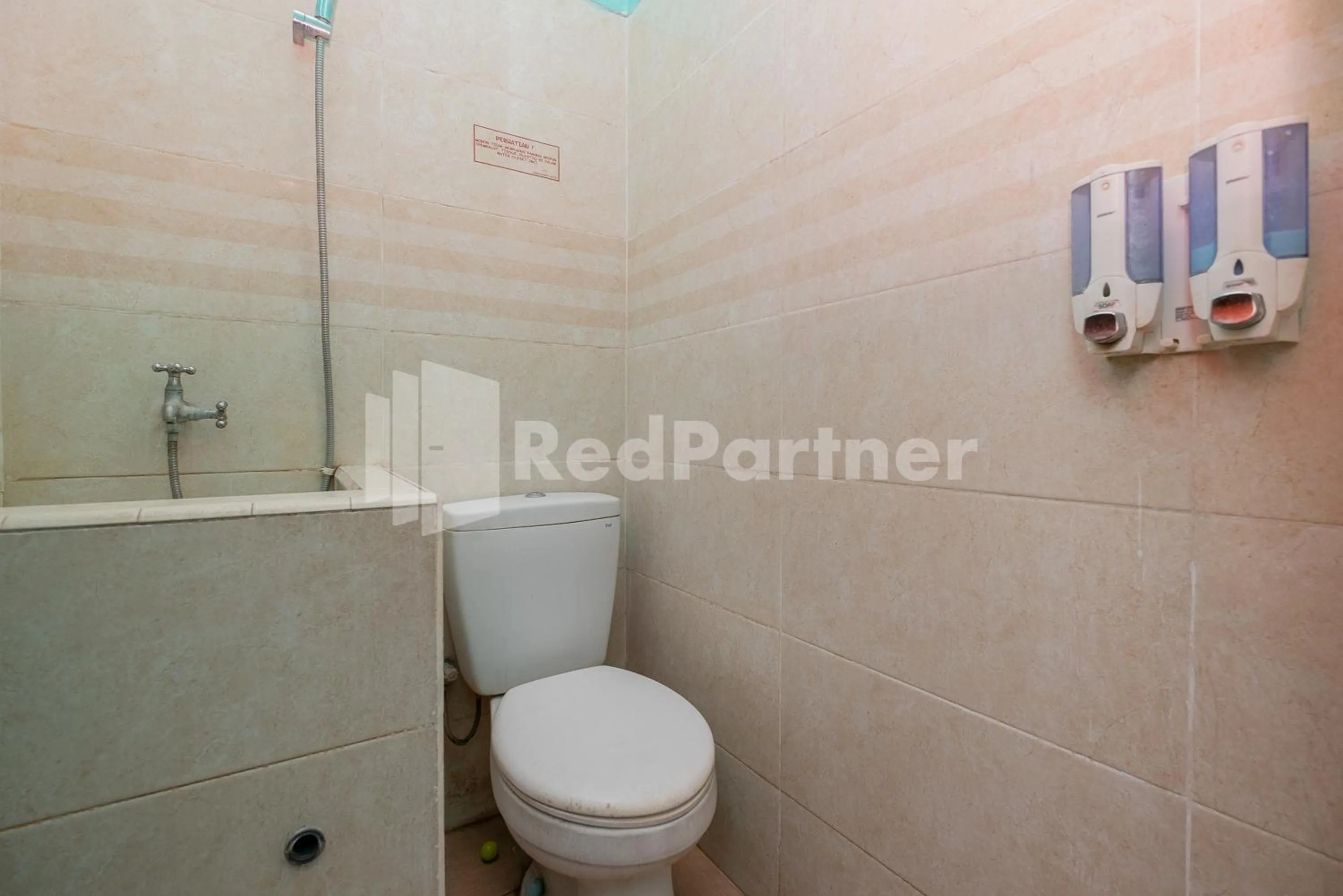 Bathroom in Hotel Wisata Ziarah Sunan Bonang Syariah Mitra RedDoorz