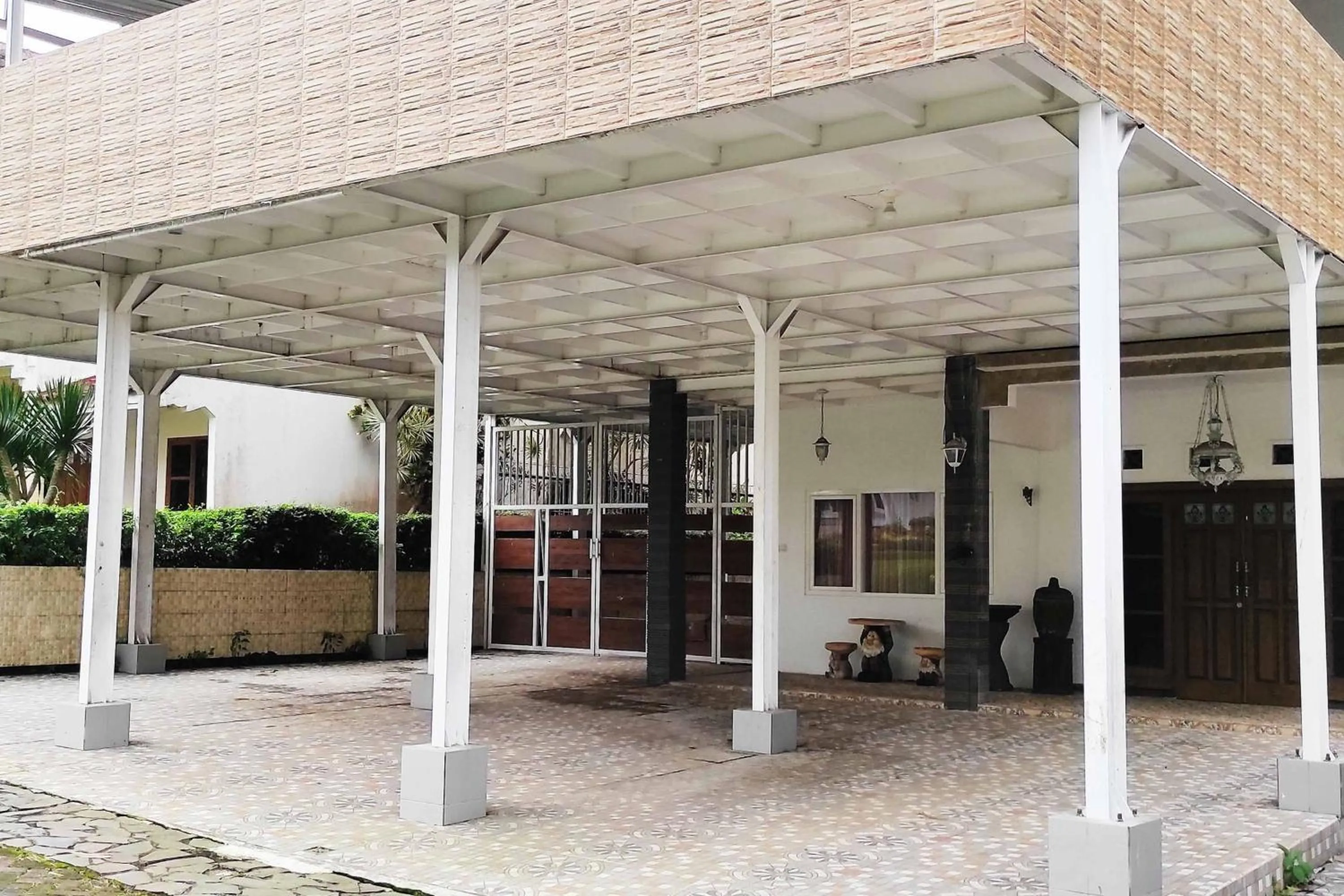 Patio in Pertiwi Homestay Near Museum Angkut Batu Mitra RedDoorz