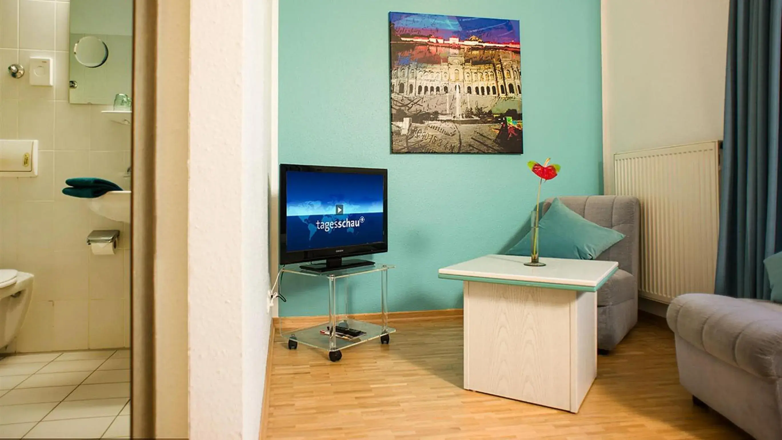 Seating area, TV/Entertainment Center in Hotel Amenity