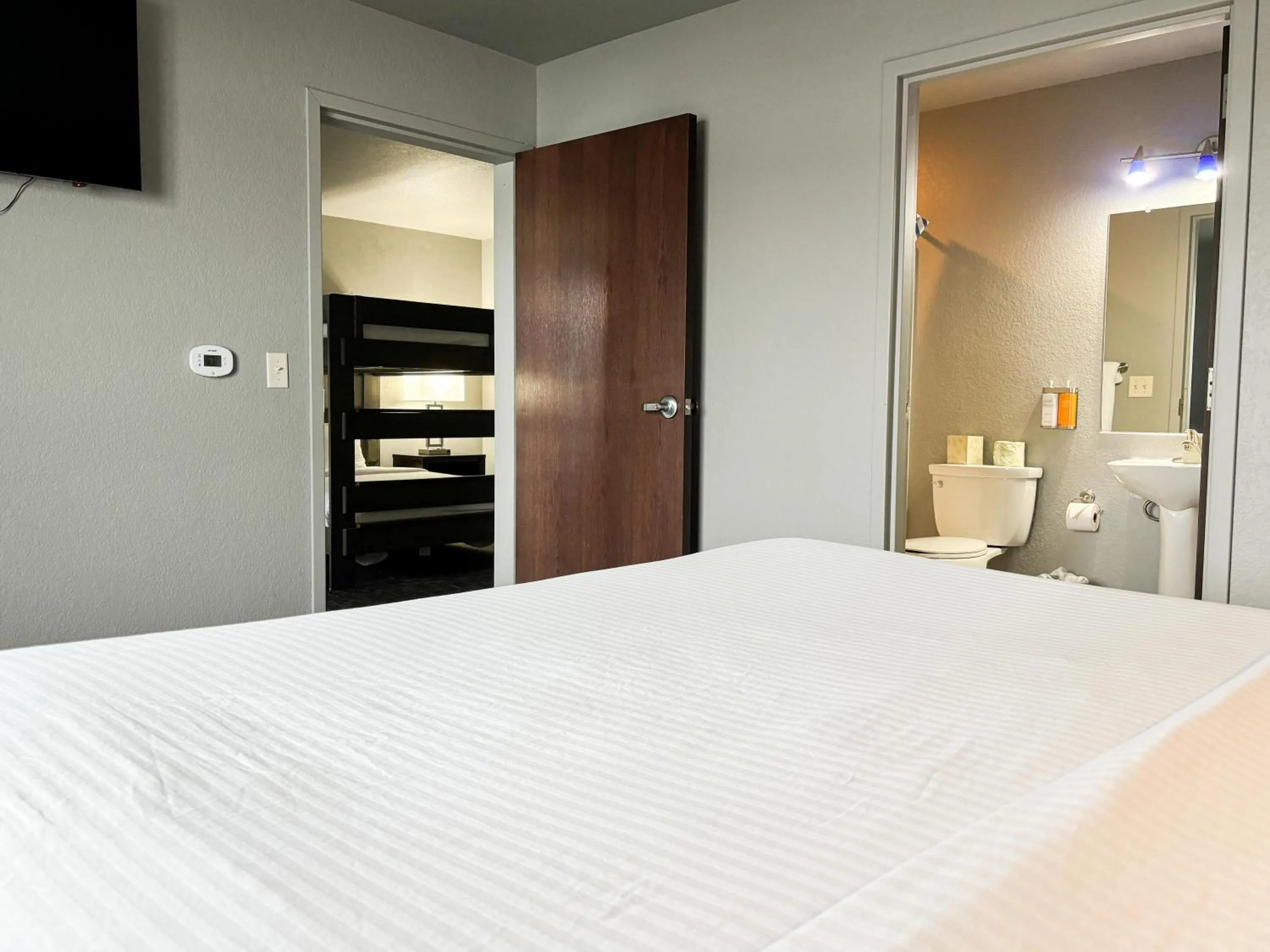 Photo of the whole room, Bed in Metropolis Resort - Eau Claire