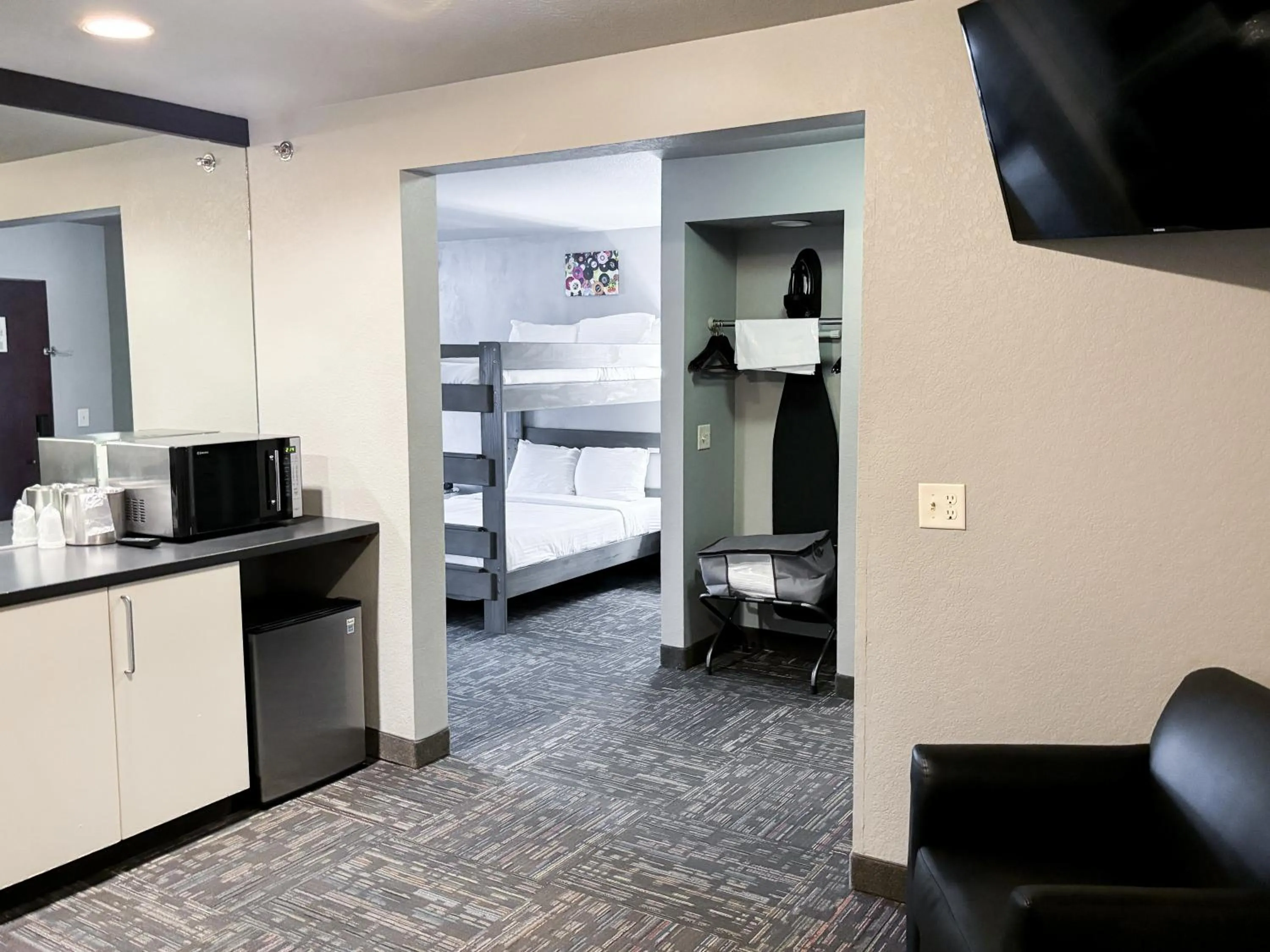 Kitchen or kitchenette, Bed in Metropolis Resort - Eau Claire