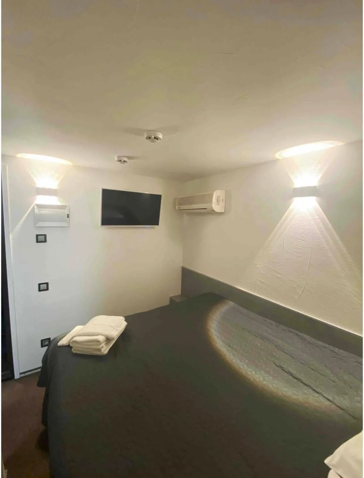 Photo of the whole room, Bed in Lift Hotel Boutique - Derybasivska