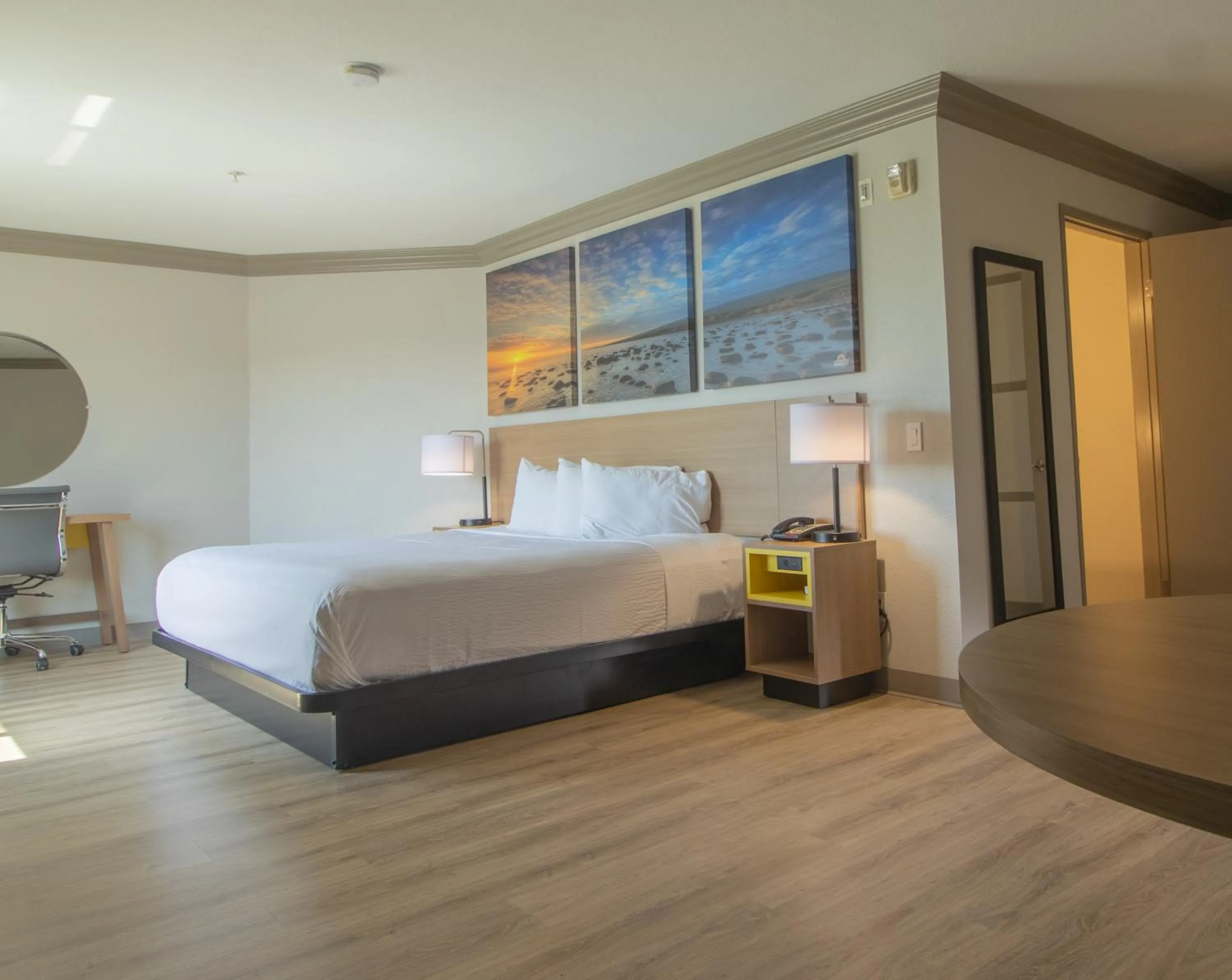 Bedroom, Bed in Days Inn by Wyndham Carlsbad