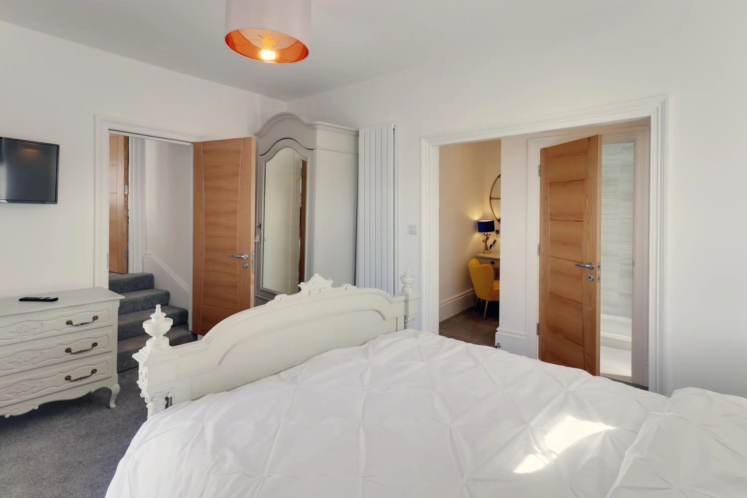 Bed in Master accommodation suite 2 sea view with balcony