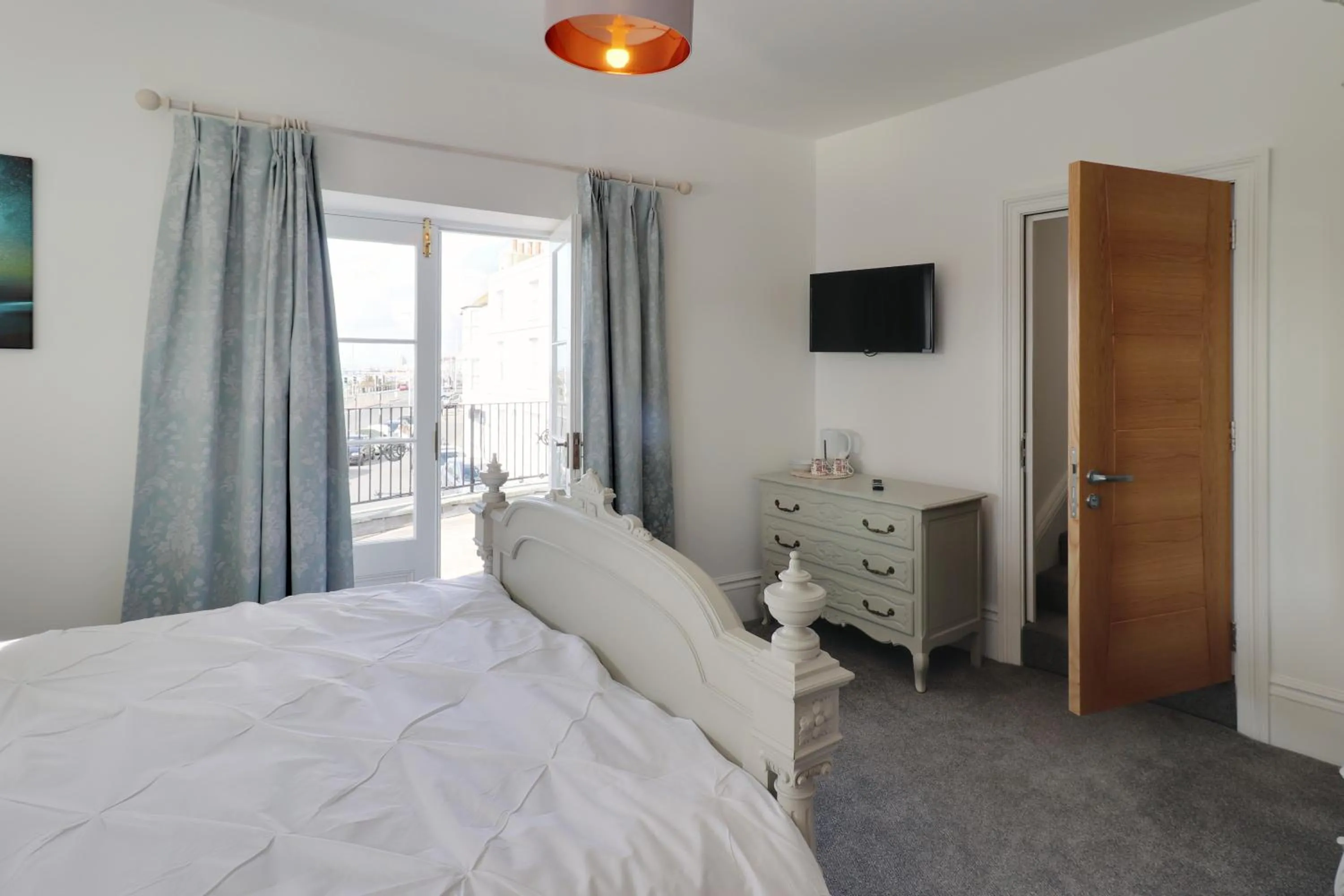 Bed in Master accommodation suite 2 sea view with balcony