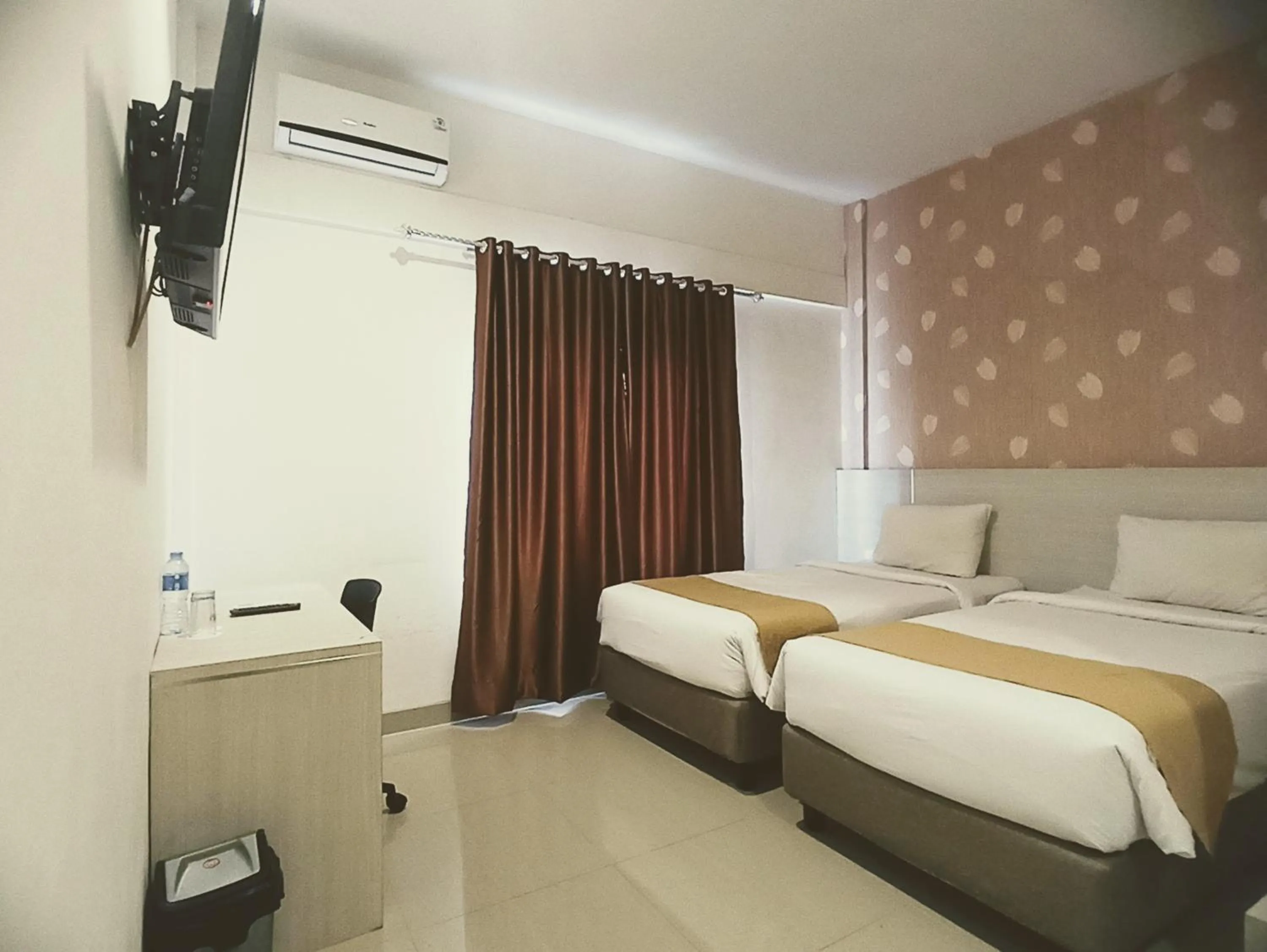 Bedroom, Bed in Yunna Express